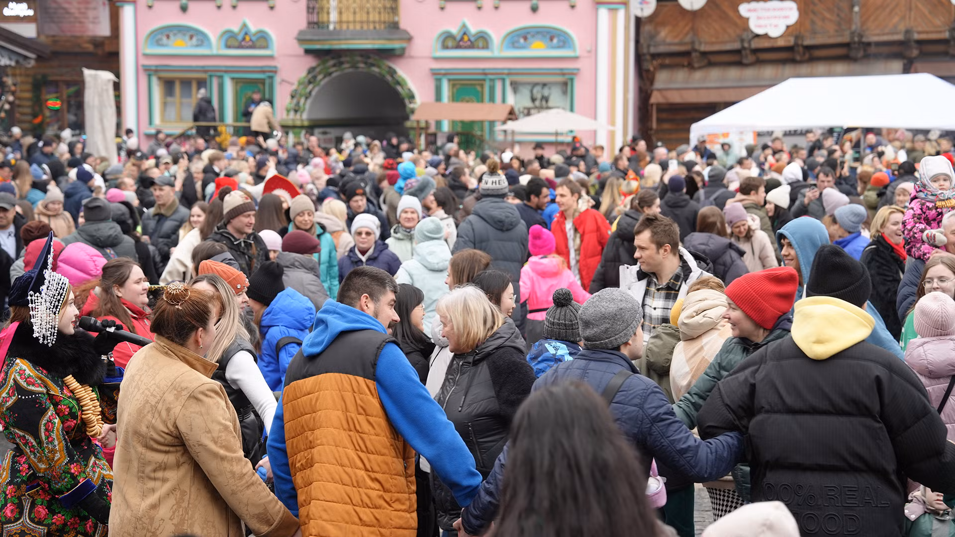 Đông đảo người dân nắm tay nhau tạo nên điệu múa vòng tròn trong thời tiết giá lạnh tạo nên sự ấm áp, đoàn kết trong dịp Tuần lễ Maslenitsa. (Ảnh: XUÂN HƯNG) Đông đảo người dân nắm tay nhau tạo nên điệu múa vòng tròn trong thời tiết giá lạnh tạo nên sự ấm áp, đoàn kết trong dịp Tuần lễ Maslenitsa. (Ảnh: XUÂN HƯNG)
