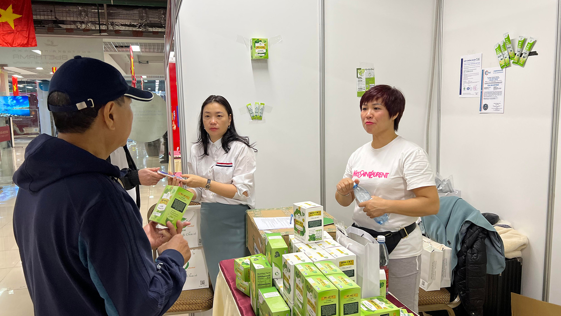 Chủ các gian hàng giới thiệu sản phẩm luôn chào đón nồng nhiệt khách tham quan. Chủ các gian hàng giới thiệu sản phẩm luôn chào đón nồng nhiệt khách tham quan.