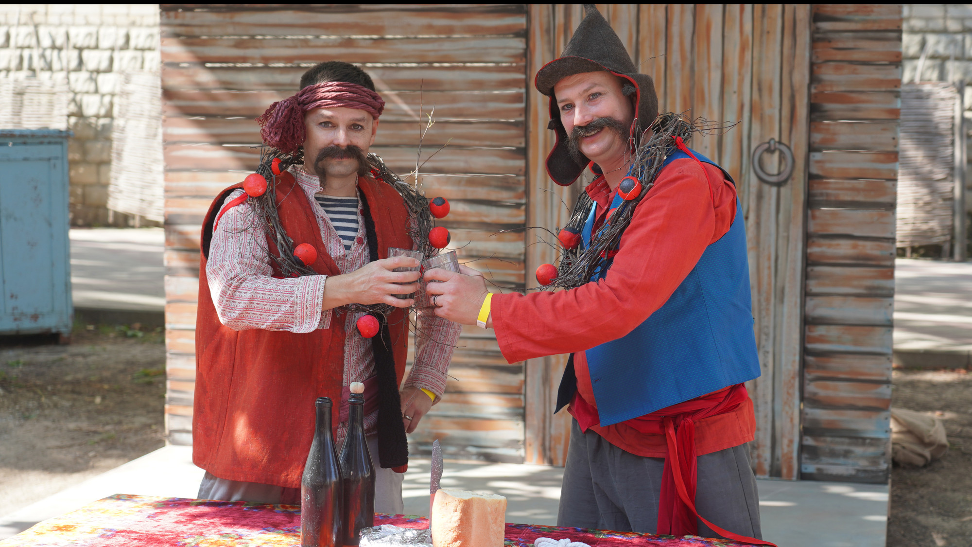 Tái hiện cách uống rượu của người Kozak xưa.