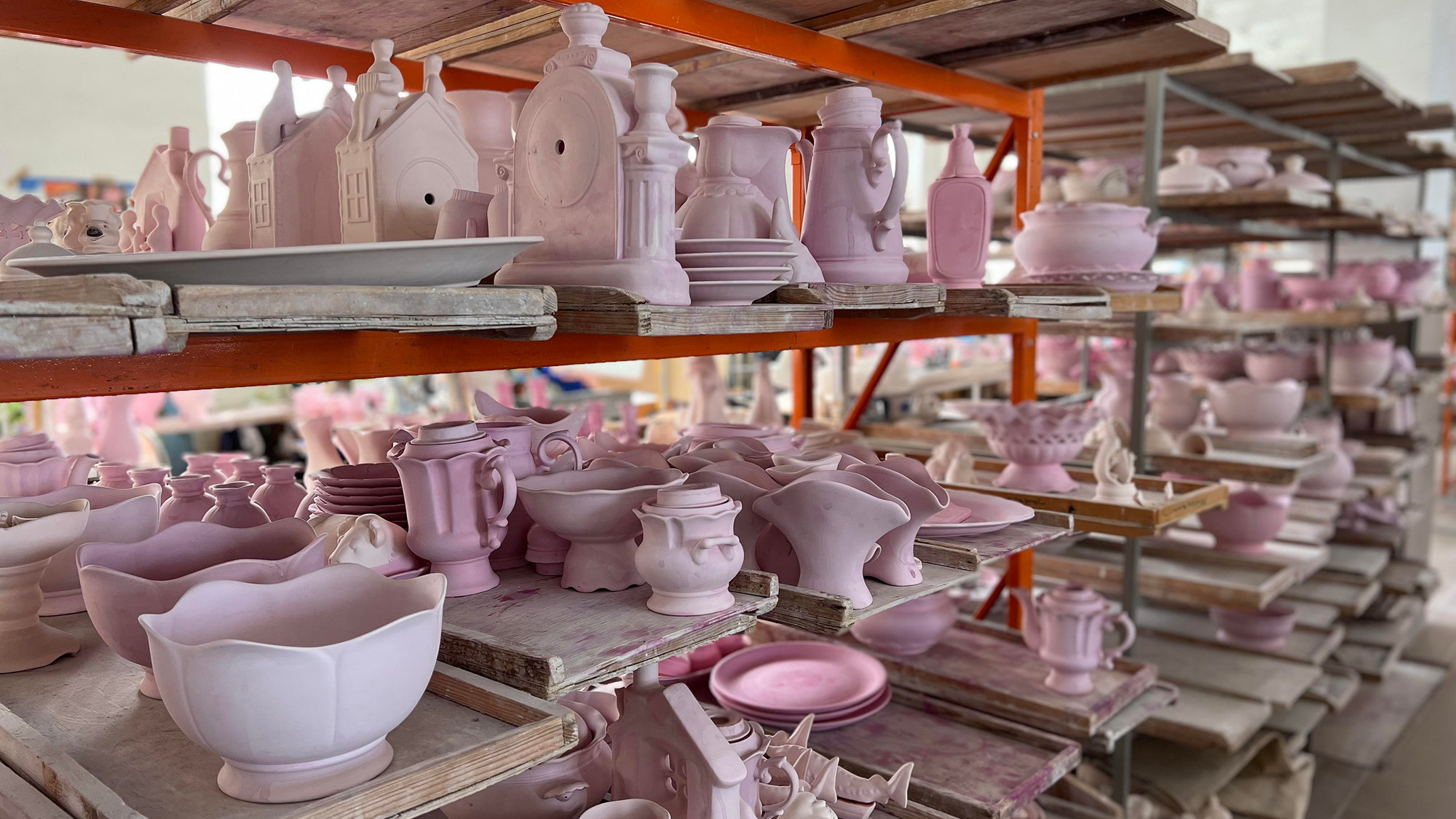 Các giá để sản phẩm thô nặn bằng đất sét. (Ảnh: XUÂN HƯNG)