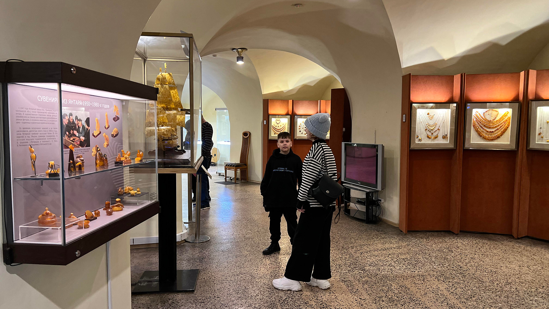 Tại không gian khoa học tự nhiên trưng bày các mẫu hổ phách có trọng lượng lớn, đa dạng về màu sắc và có độ trong suốt khác nhau.