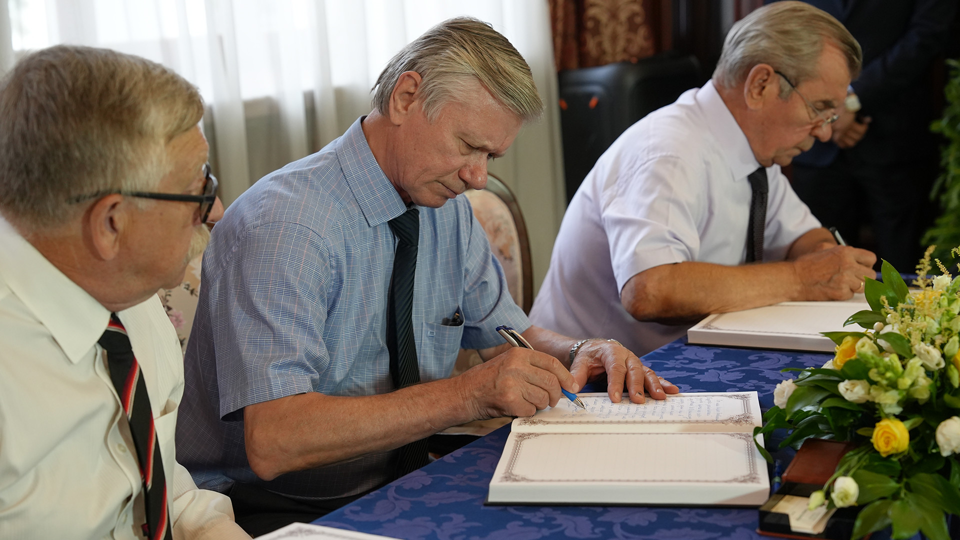 Đoàn Hội Hữu nghị Nga-Việt do Chủ tịch Vladimir Buyanov dẫn đầu viếng và ghi sổ tang Tổng Bí thư Nguyễn Phú Trọng.