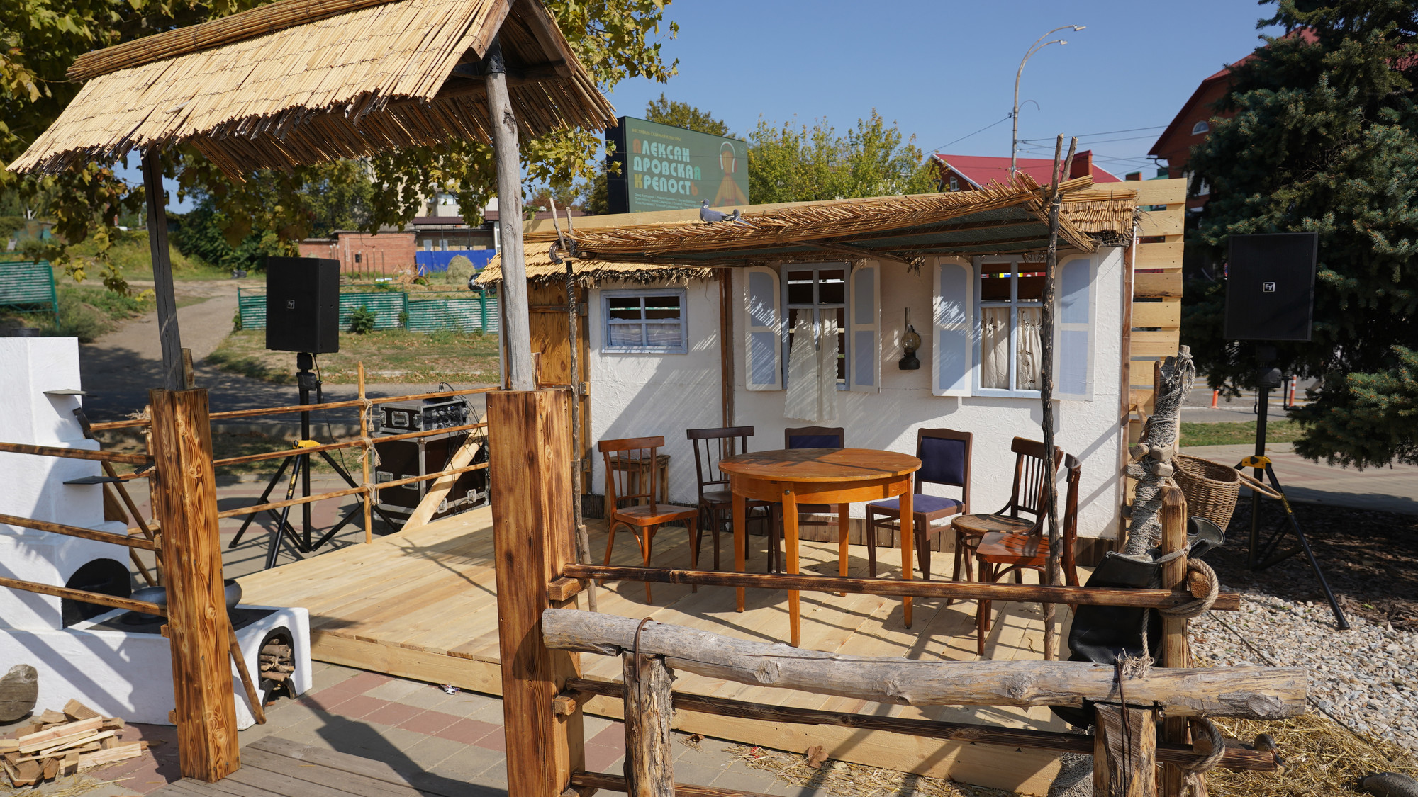 Ngôi nhà đặc trưng của người Kozak được tái hiện tại công viên thành phố trong thời gian lễ hội.