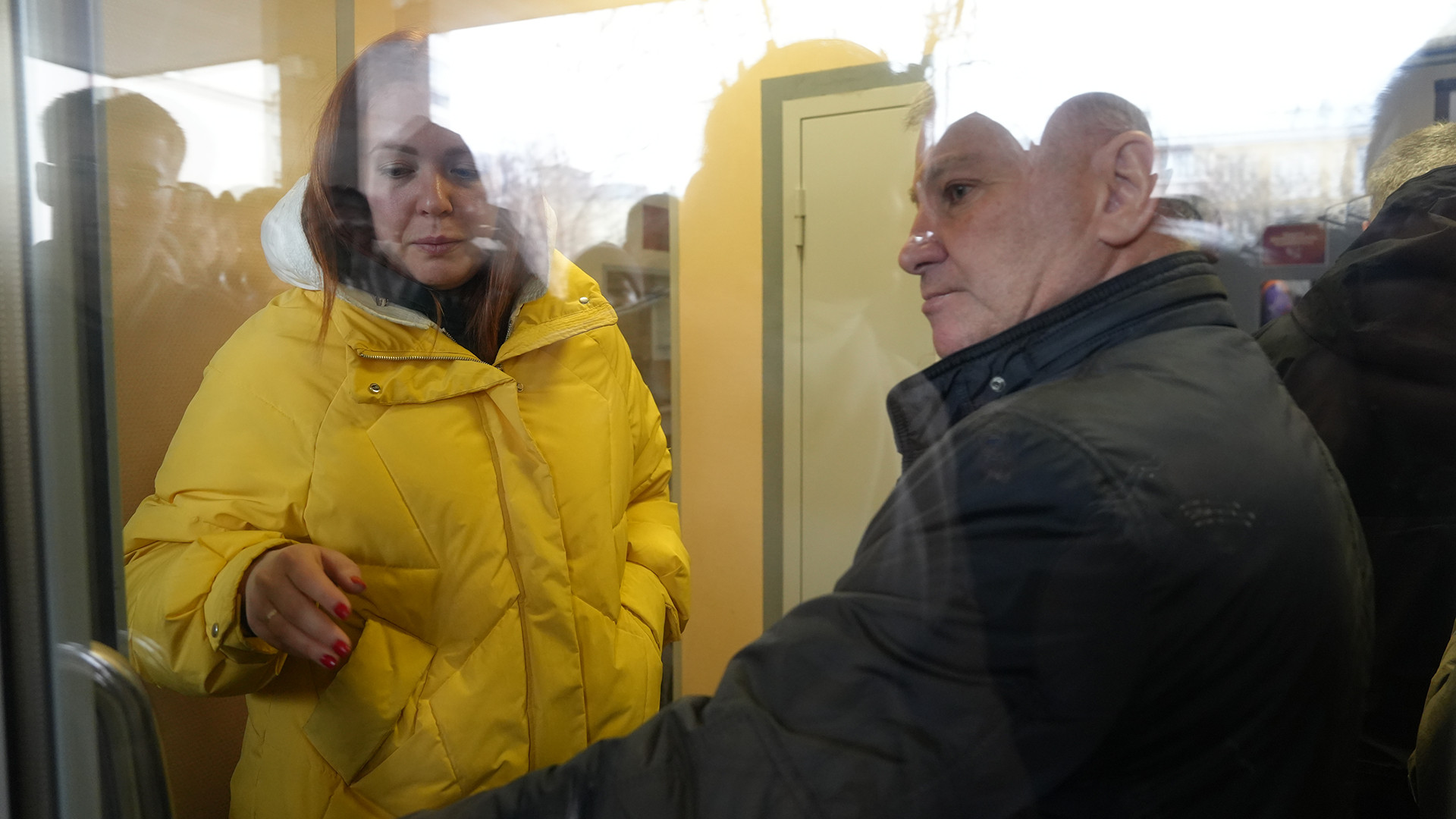 Do số lượng quá đông nên bên trong các phòng lấy máu đôi khi diễn ra tình trạng quá tải. Các y bác sỹ phải làm việc rất tích cực. Bên ngoài các địa điểm hiến máu, lực lượng an ninh cũng tăng cường công tác kiểm tra. Ảnh: XUÂN HƯNG