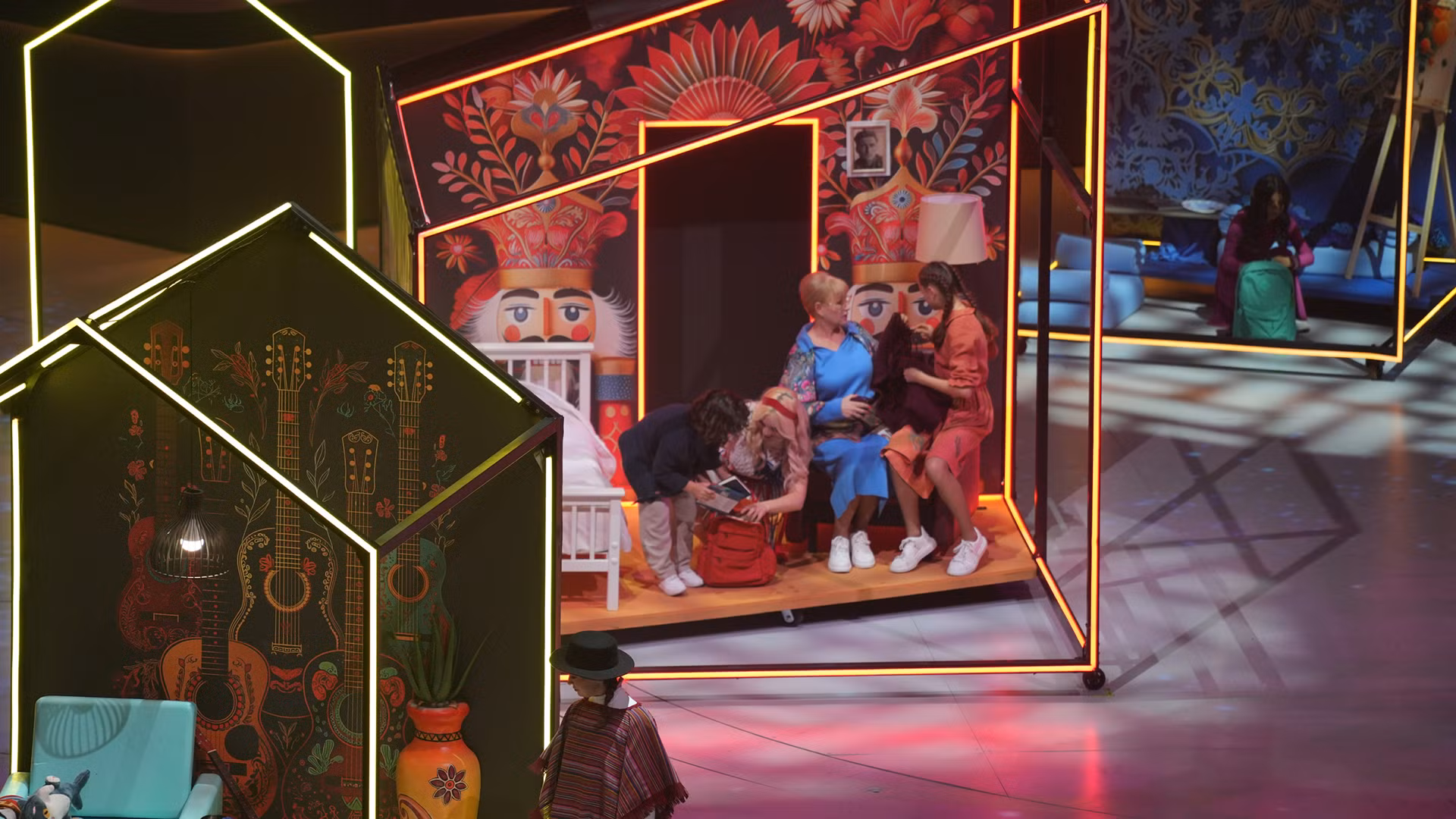 Lễ khai mạc được xây dựng công phu, hoành tráng, lấy bối cảnh chương trình sân khấu sôi động với các màn trình diễn múa, nhạc và hợp xướng của các nghệ sĩ đến từ các quốc gia khác nhau.