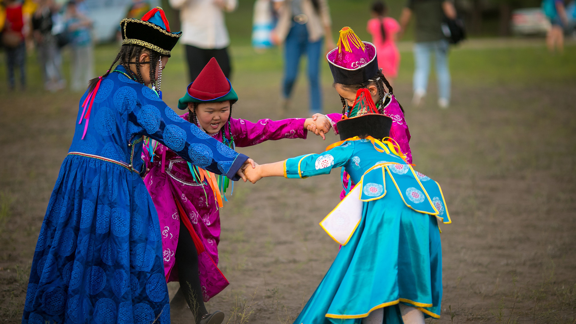 Vũ điệu Mặt trời được trẻ em Buryat thực hiện nhân một Ngày lễ của dân tộc mình. (Ảnh: Burunen.ru) Vũ điệu Mặt trời được trẻ em Buryat thực hiện nhân một Ngày lễ của dân tộc mình. (Ảnh: Burunen.ru)