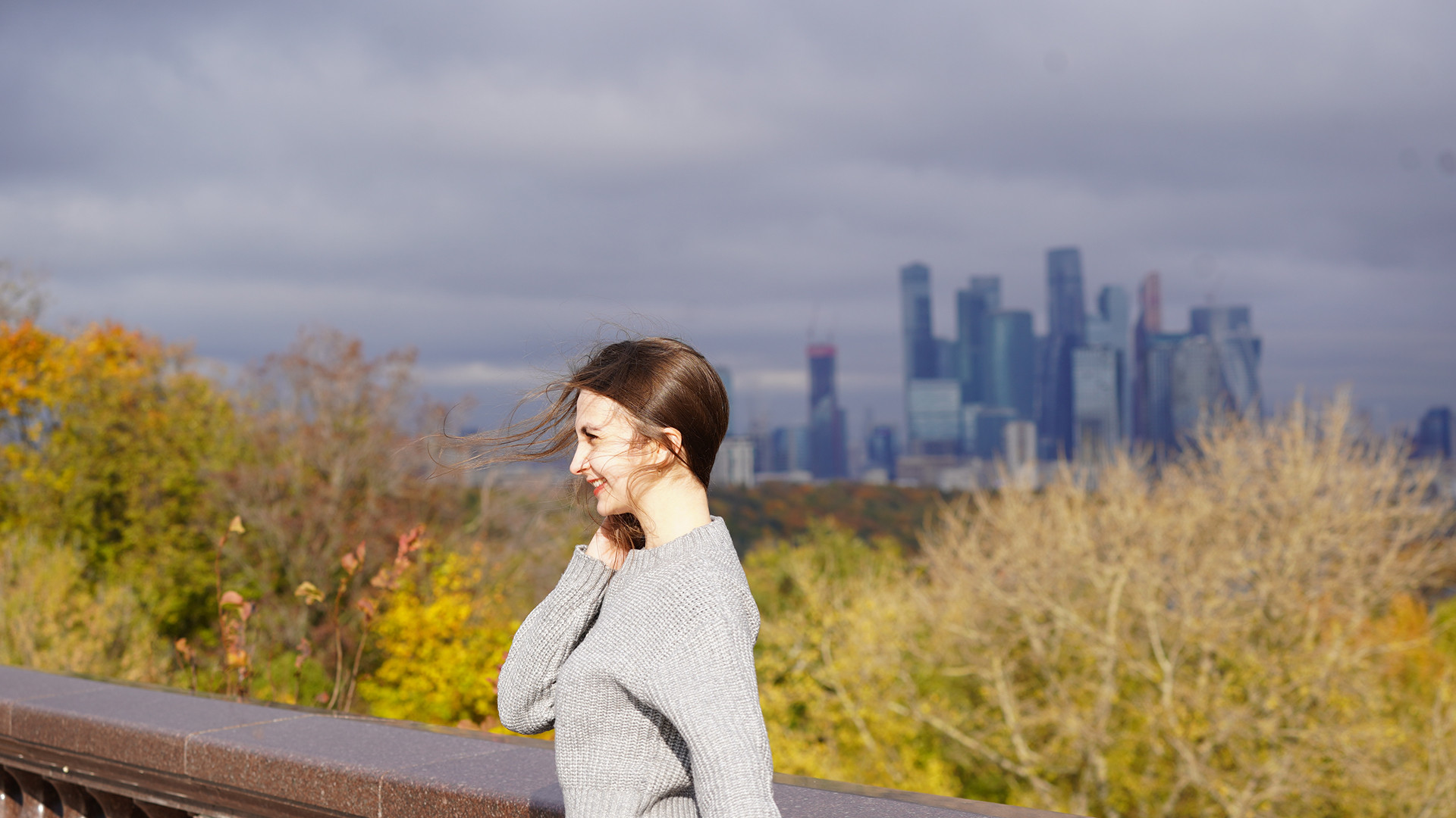 Cô gái trẻ ghi lại những khoảng khắc thu vàng trên Đồi Chim sẻ trước khi mùa đông giá lạnh sắp đến.