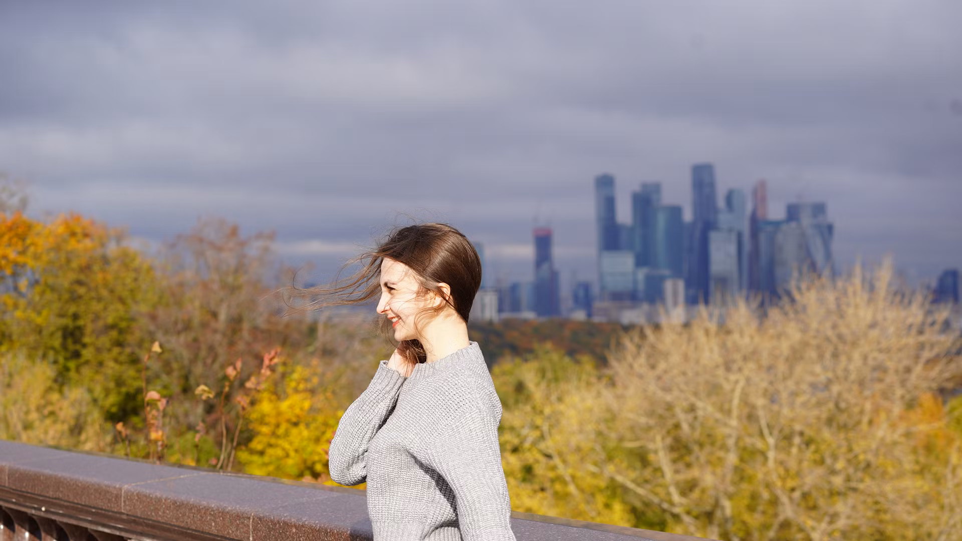 Cô gái trẻ ghi lại những khoảng khắc thu vàng trên Đồi Chim sẻ trước khi mùa đông giá lạnh sắp đến.