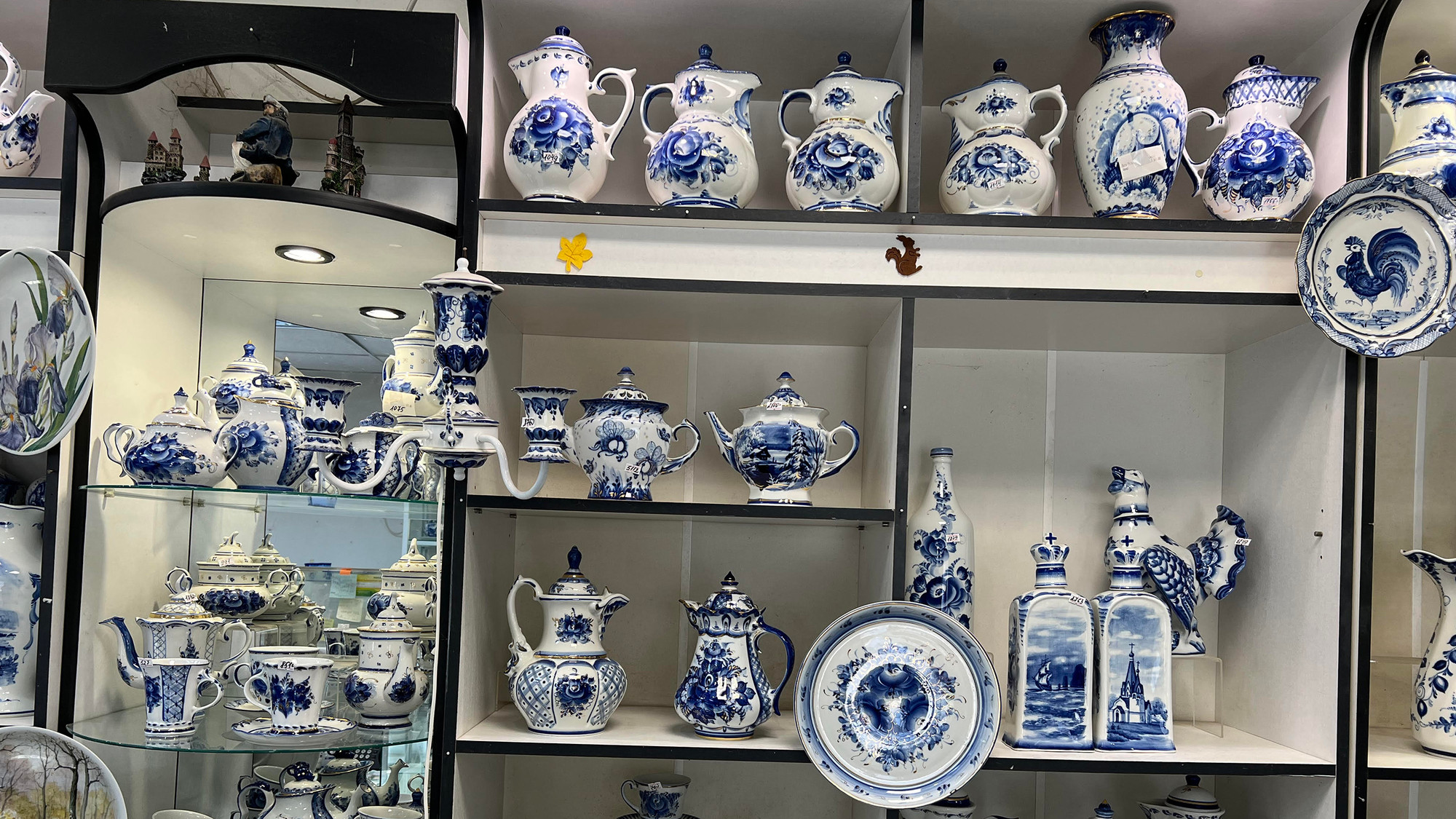 Gốm sứ Gzhel ngày càng được người dân Nga và thế giới ưa chuộng. (Ảnh: XUÂN HƯNG)