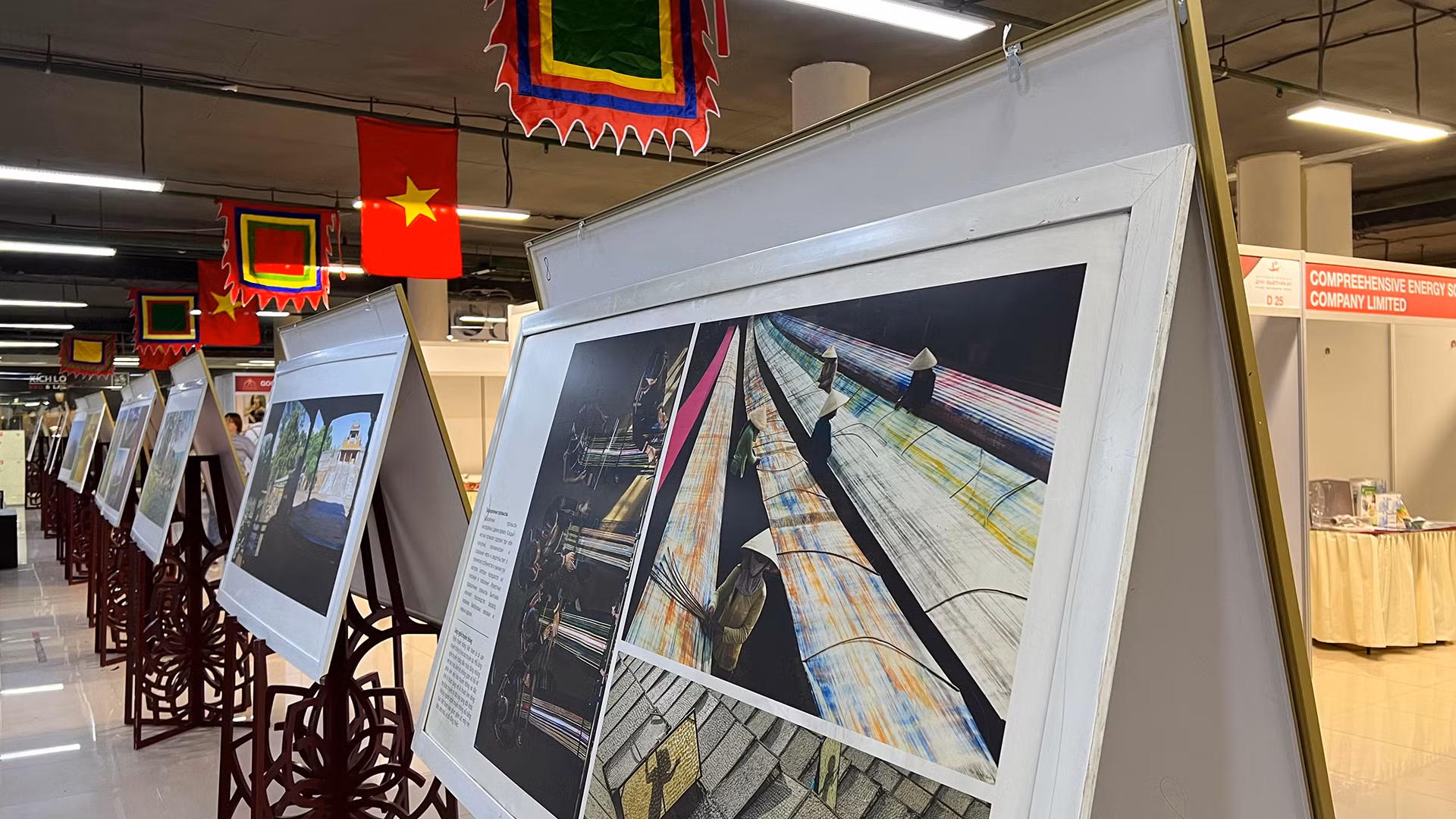 Triển lãm phong cảnh và nghề thủ công truyền thống Việt Nam.