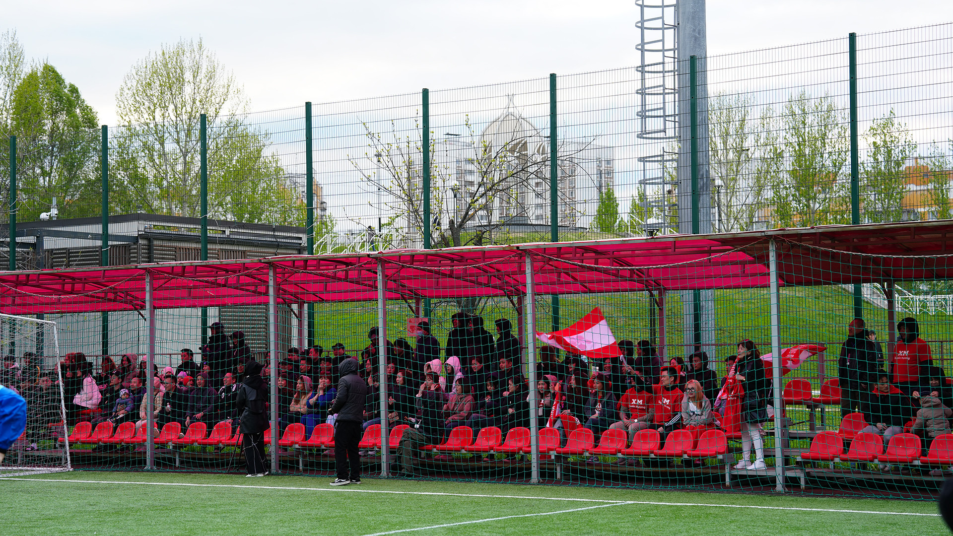 Mặc dù bận làm ăn, kinh doanh tại chợ nhưng nhiều bà con cộng đồng vẫn sắp xếp công việc để đến sân cổ vũ các cầu thủ. Cổ động viên chính là "vũ khí" để các cầu thủ thi đấu bùng nổ hơn.