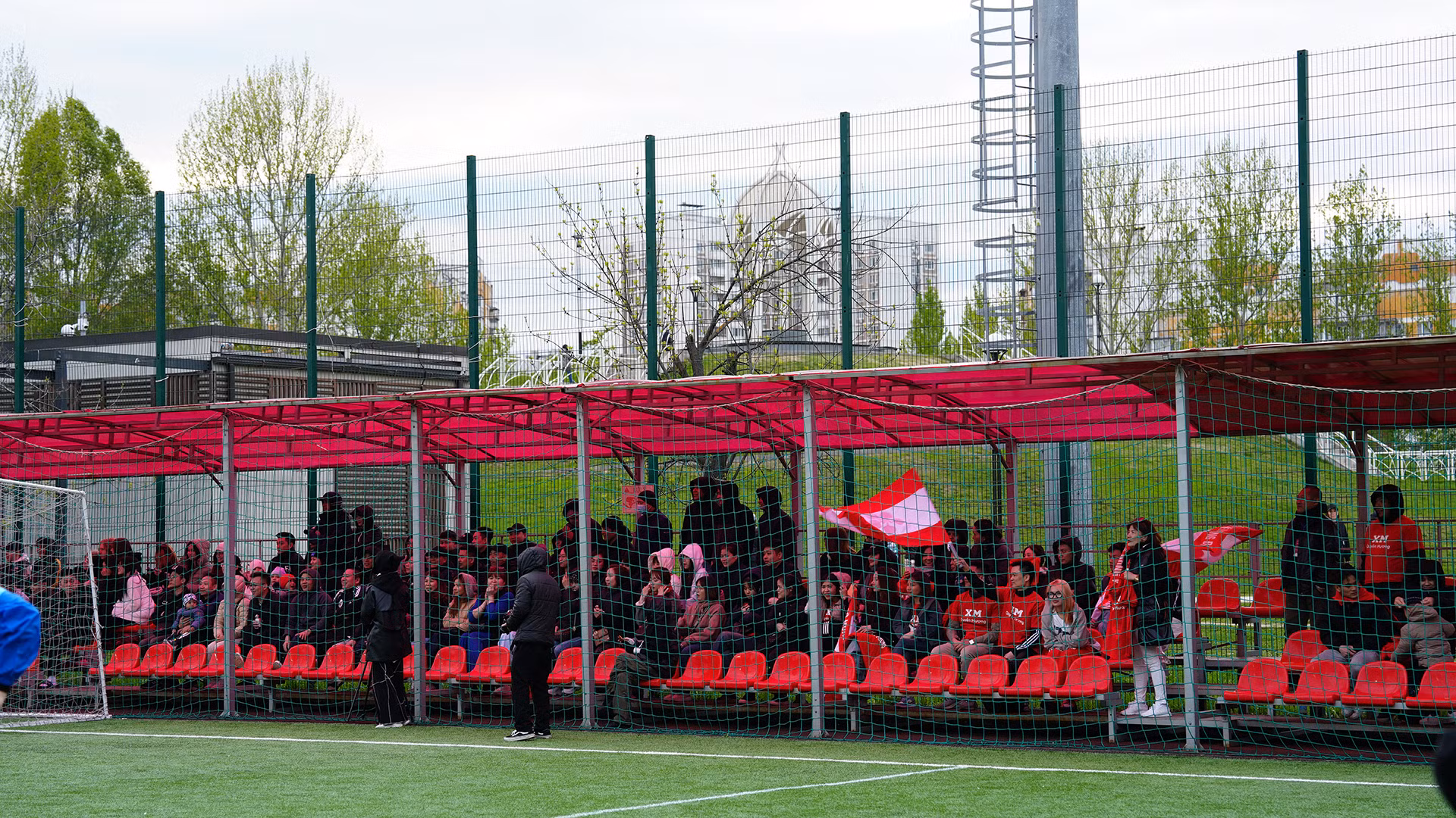 Mặc dù bận làm ăn, kinh doanh tại chợ nhưng nhiều bà con cộng đồng vẫn sắp xếp công việc để đến sân cổ vũ các cầu thủ. Cổ động viên chính là "vũ khí" để các cầu thủ thi đấu bùng nổ hơn.