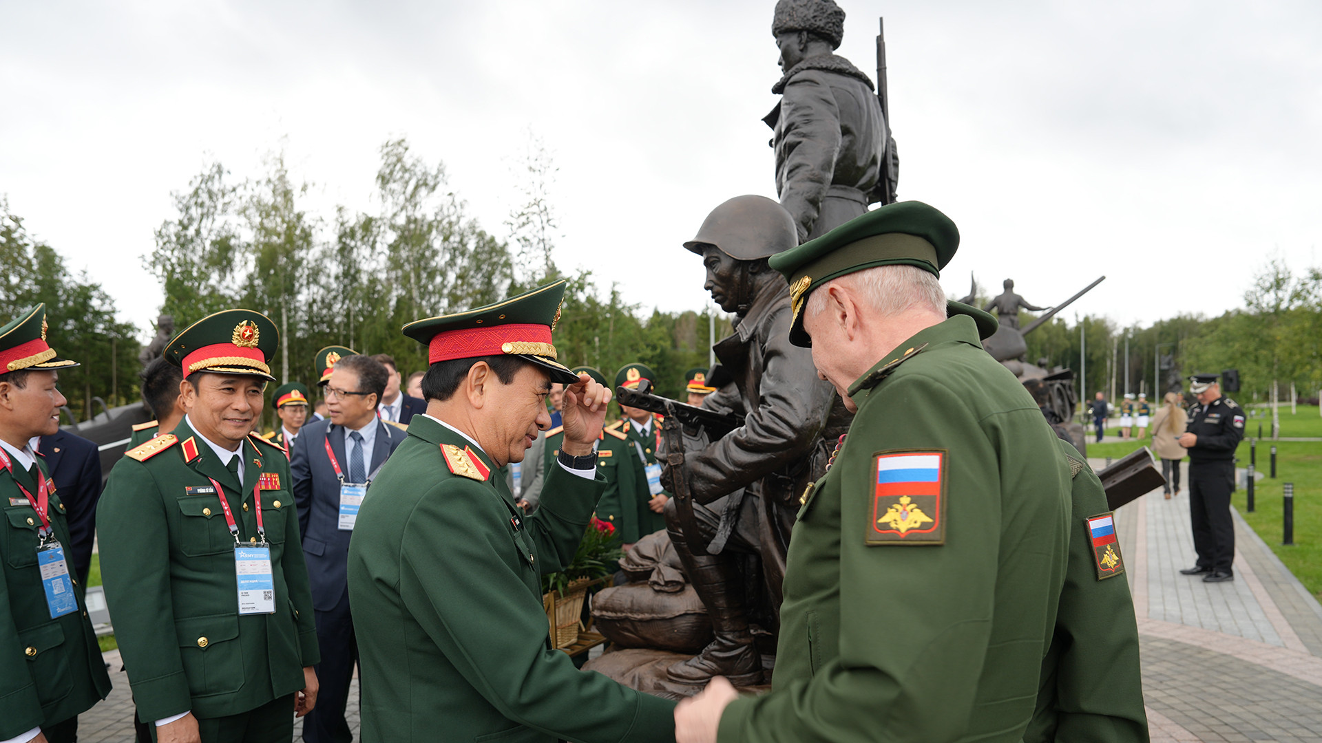 Bộ trưởng Phan Văn Giang và Đoàn đại biểu bày tỏ xúc động khi tham dự lễ khánh thành Đài tưởng niệm.