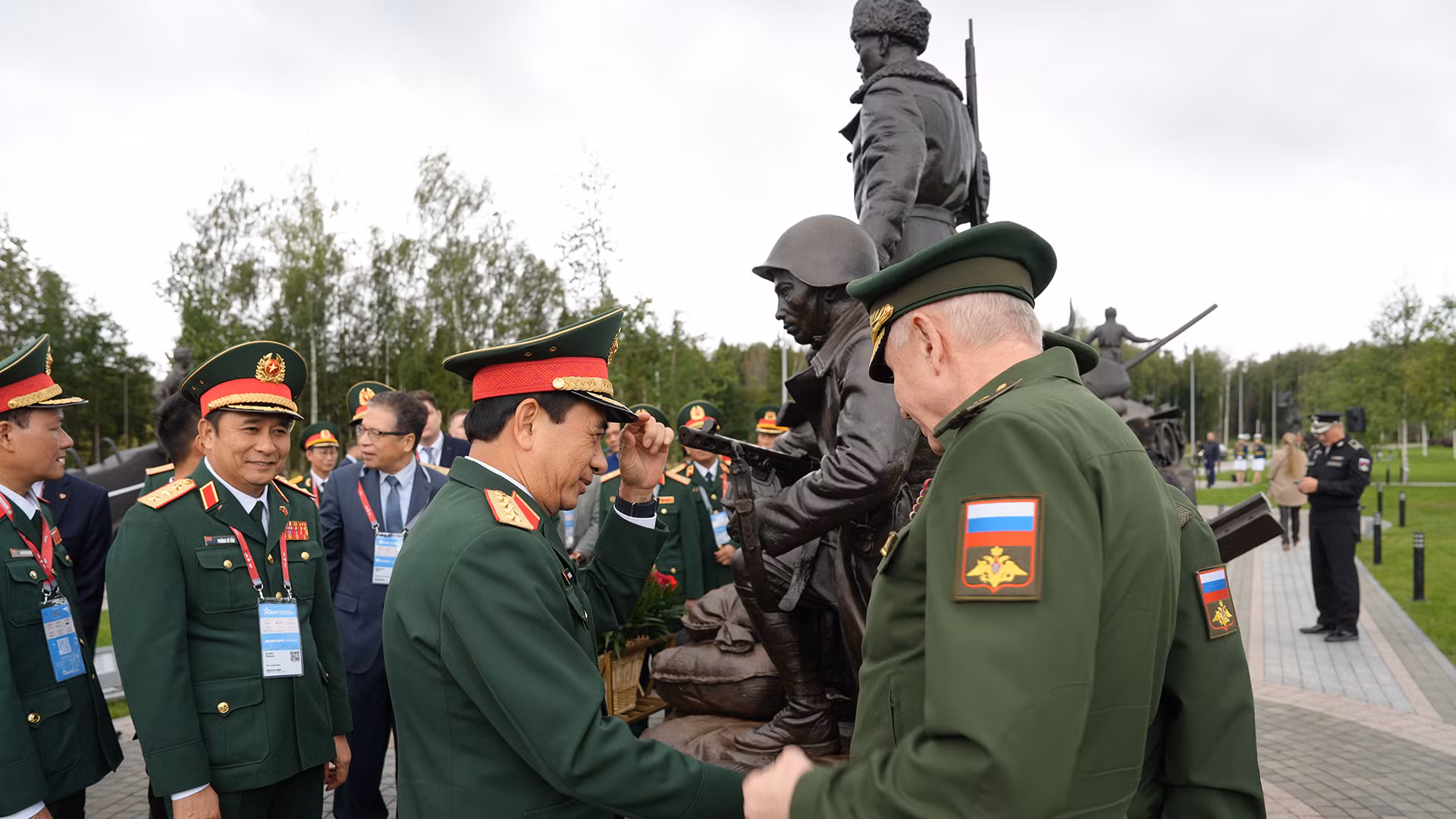Bộ trưởng Phan Văn Giang và Đoàn đại biểu bày tỏ xúc động khi tham dự lễ khánh thành Đài tưởng niệm.