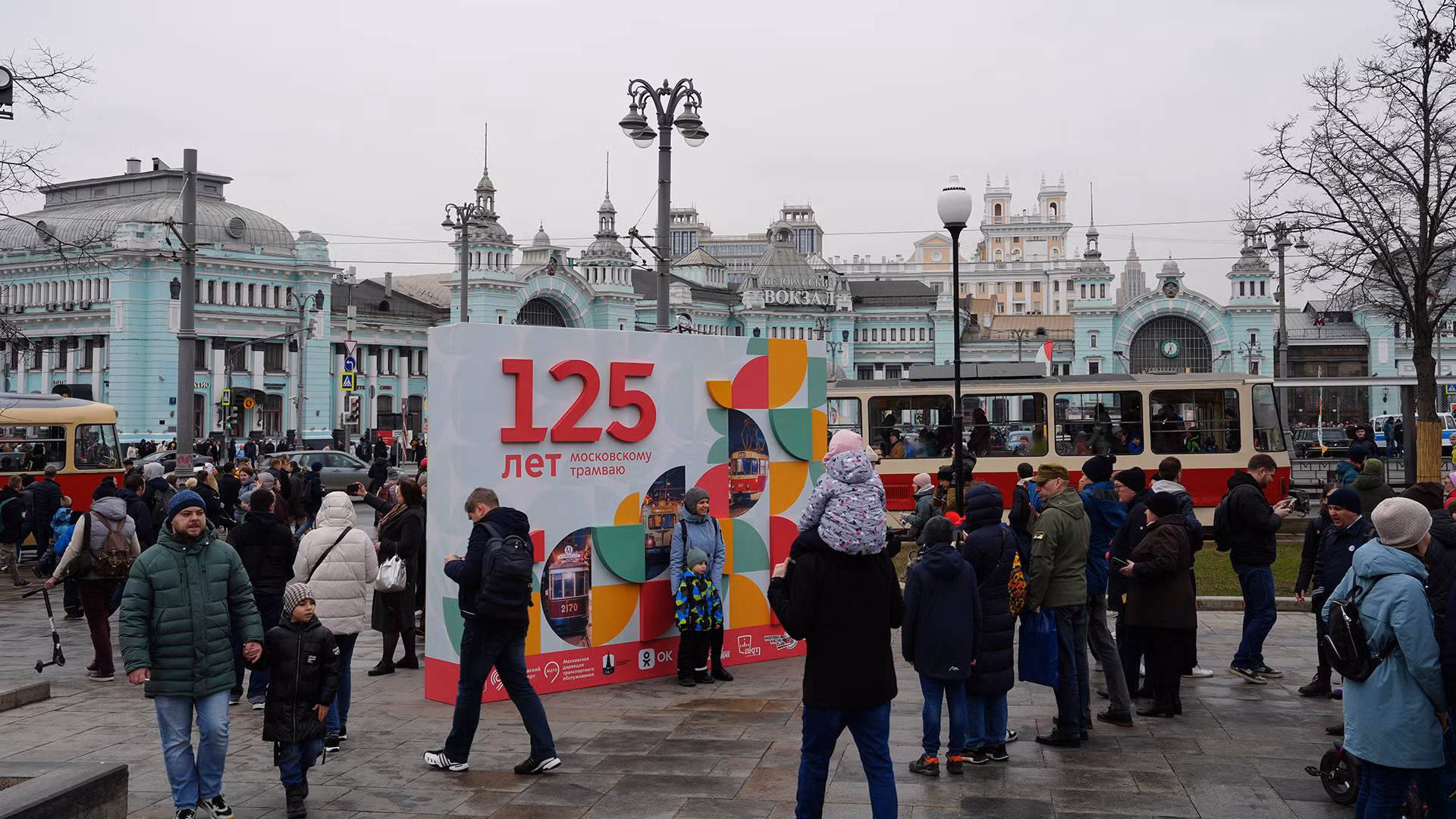 Tàu điện lần đầu tiên xuất hiện ở Moskva vào năm 1899. Trải qua nhiều thăng trầm, tàu điện vẫn là phương tiện giao thông công cộng được yêu thích ở nước Nga.