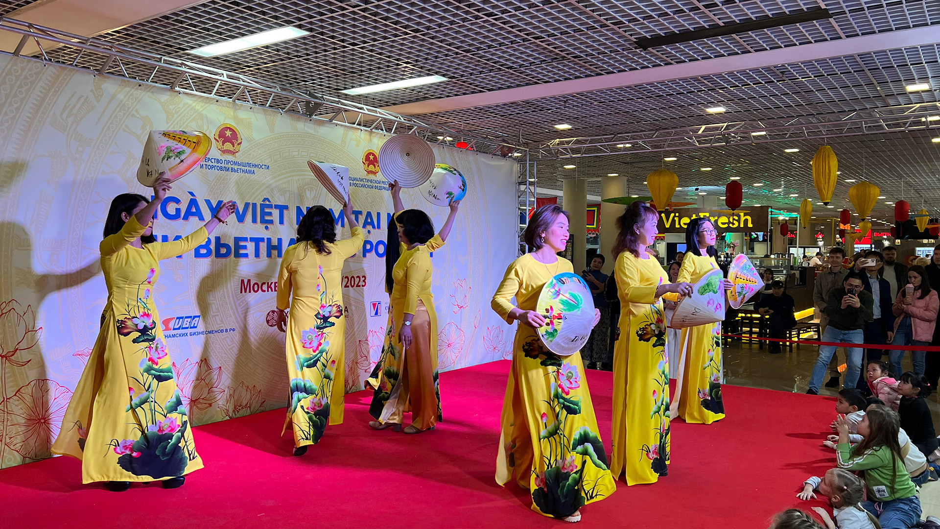 Áo dài và nón lá là những điểm nhấn chính trong các tiết mục của các nghệ sĩ Việt Nam. Áo dài và nón lá là những điểm nhấn chính trong các tiết mục của các nghệ sĩ Việt Nam.