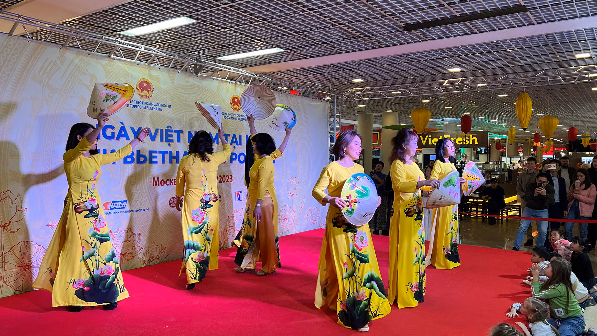 Áo dài và nón lá là những điểm nhấn chính trong các tiết mục của các nghệ sĩ Việt Nam.