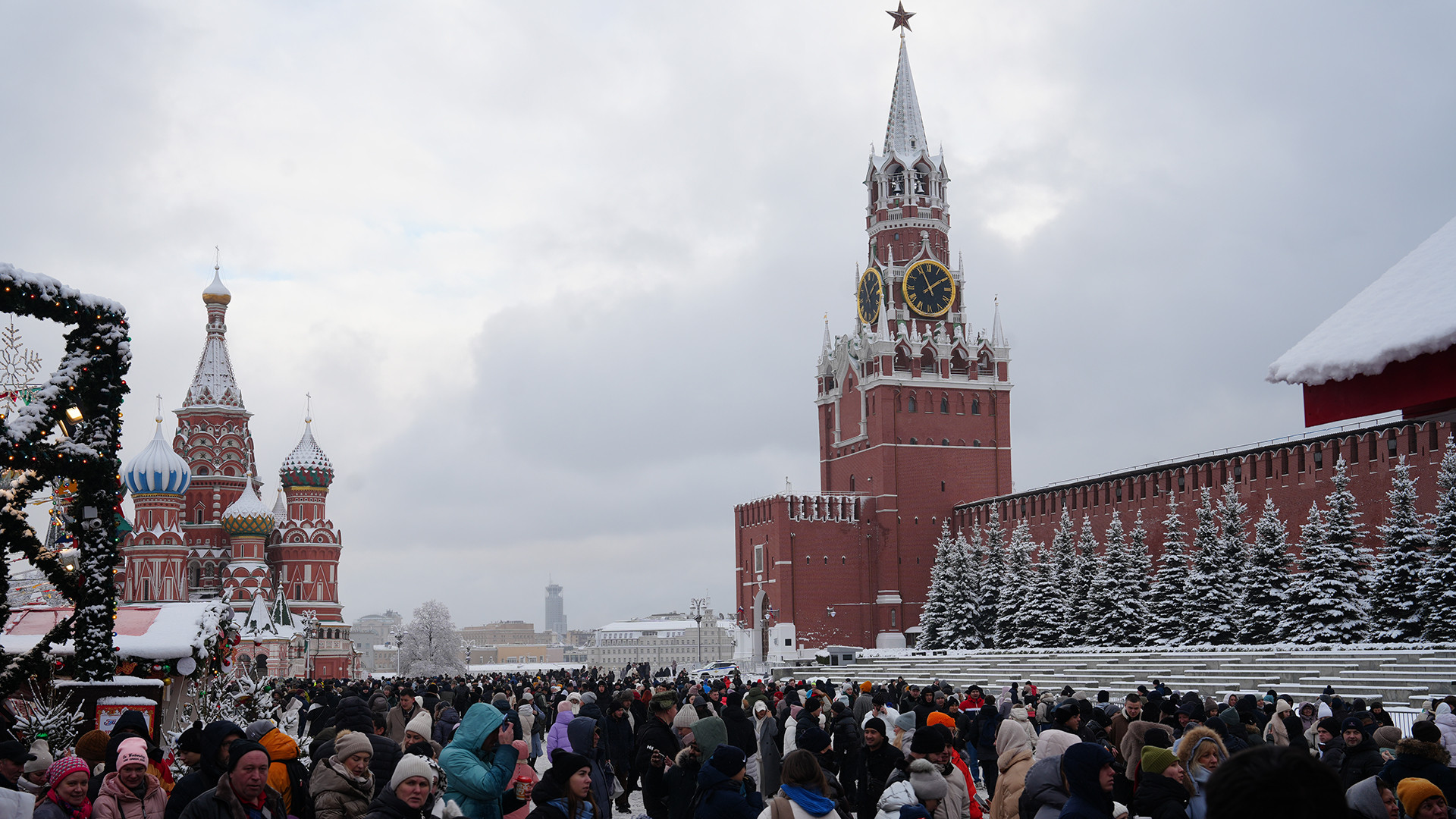 Quảng trường Đỏ vốn là nơi người dân Nga tập trung đếm ngược chào đón năm mới. Tuy nhiên, từ 18 giờ 30 ngày 31/12/2024 đến 8 giờ sáng ngày đầu năm mới, địa điểm nổi tiếng này sẽ đóng cửa nhằm bảo đảm an ninh trong đêm giao thừa cho đông đảo người dân và giảm thiểu những rủi ro có thể xảy ra.