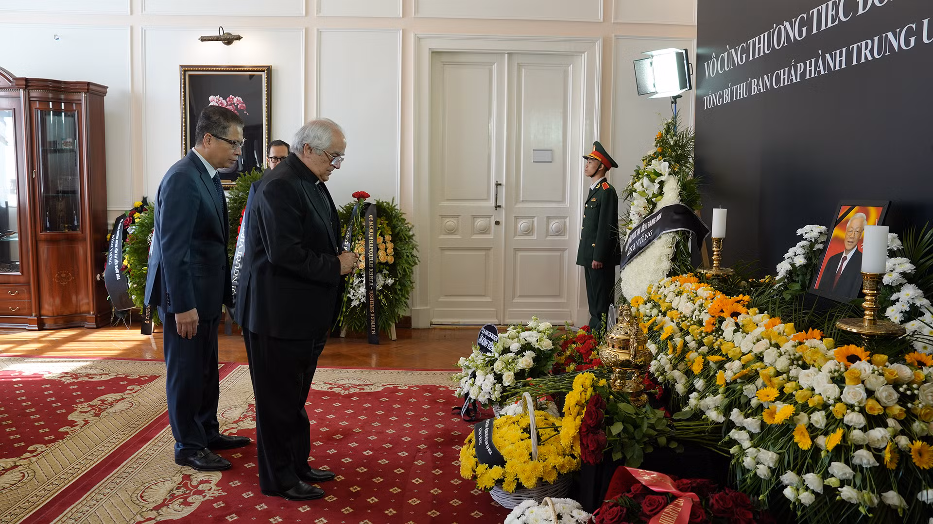 Đại diện Vatican tại Liên bang Nga viếng Tổng Bí thư Nguyễn Phú Trọng.