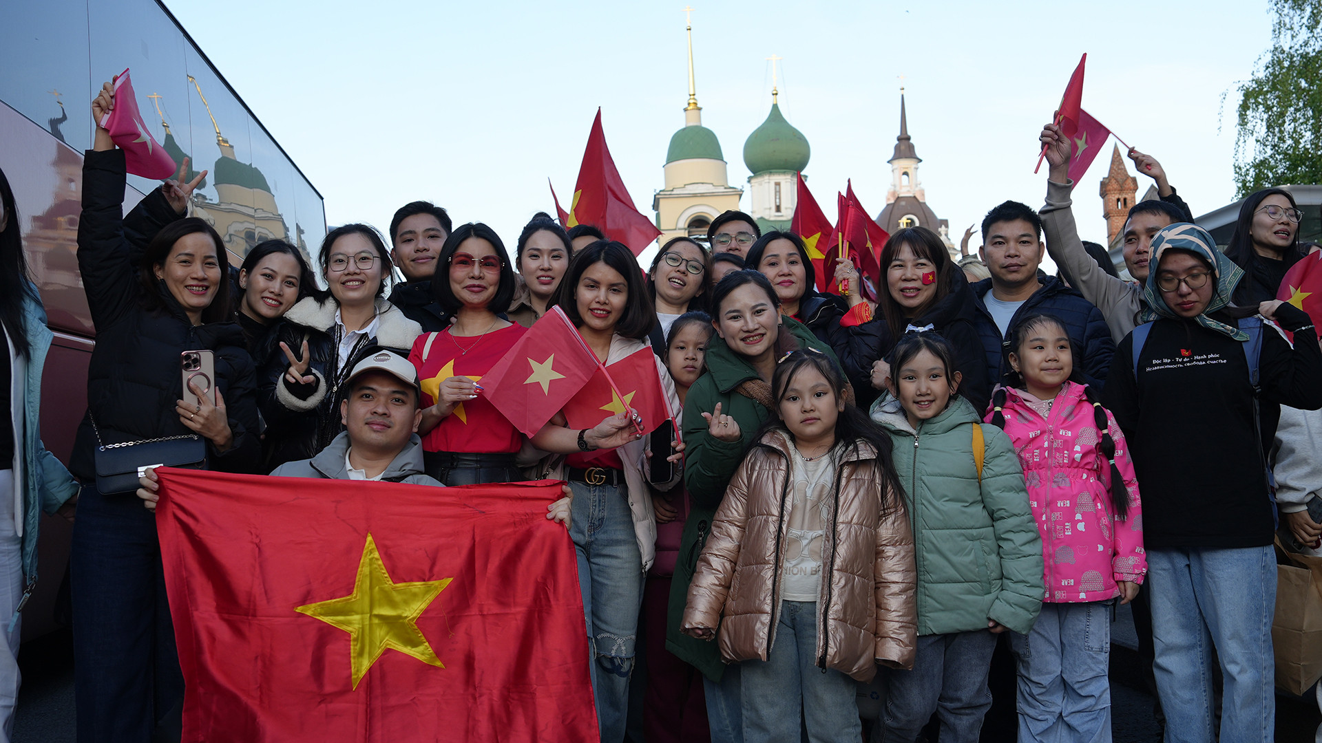 Có mặt từ sớm tại khu vực các quân nhân chuẩn bị hợp luyện, bạn Trần Hải Nam, sinh viên Khoa Ngoại giao-Năng lượng, Đại học Quan hệ quốc tế quốc gia Moskva (MGIMO), thể hiện sự xúc động, tự hào khi nhìn ngắm những hình ảnh trang nghiêm, chuyên nghiệp, thể hiện tinh thần cố gắng, trách nhiệm của các quân nhân Việt Nam.