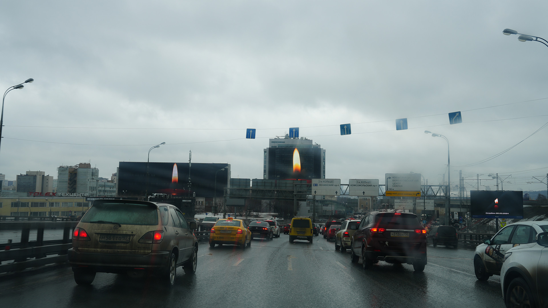 Trên các tuyến đường ở thủ đô nước Nga các tấm biển quảng cáo điện tử đều được thay hình ngọn nến cầu nguyện để tưởng niệm các nạn nhân xấu số. Ảnh: XUÂN HƯNG