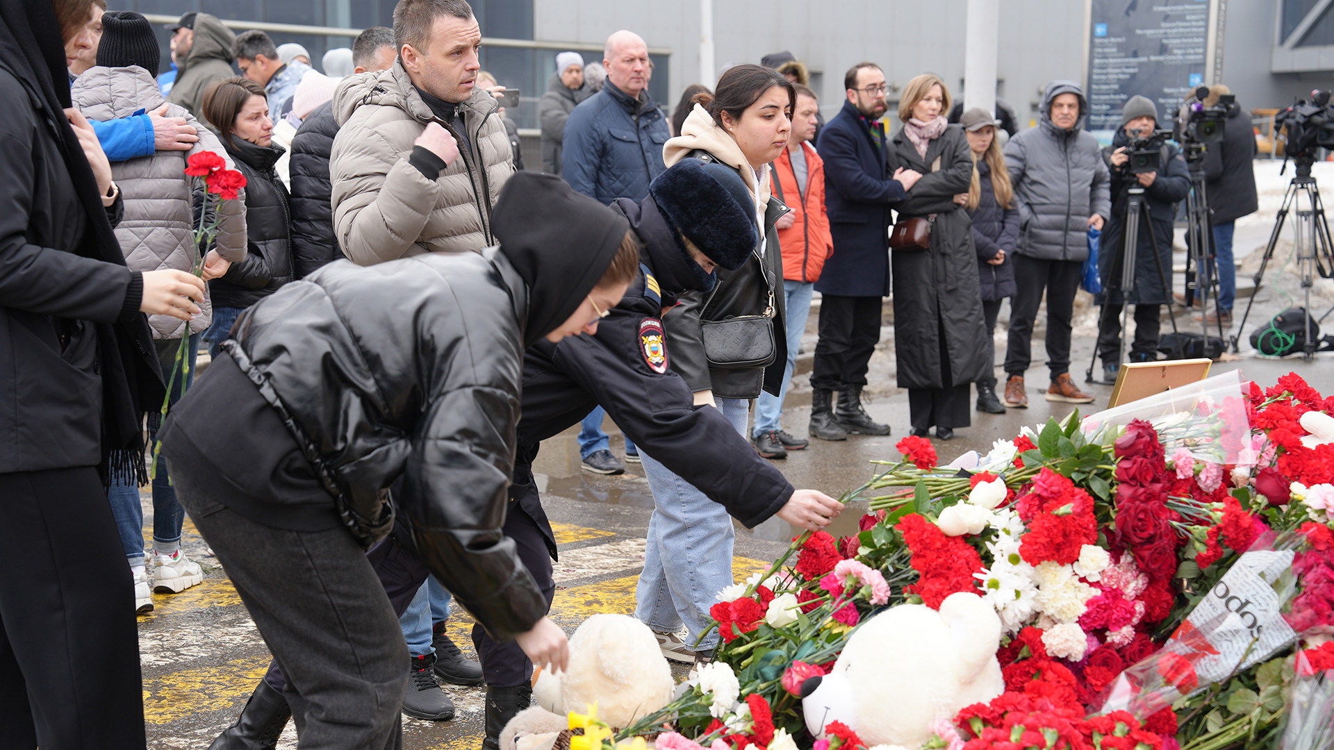 Trong ngày hôm nay, cả nước Nga để cờ rủ và hủy tất cả các hoạt động tụ tập đông người. Các kênh truyền hình không phát chương trình giải trí. (Ảnh: XUÂN HƯNG) Trong ngày hôm nay, cả nước Nga để cờ rủ và hủy tất cả các hoạt động tụ tập đông người. Các kênh truyền hình không phát chương trình giải trí. (Ảnh: XUÂN HƯNG)