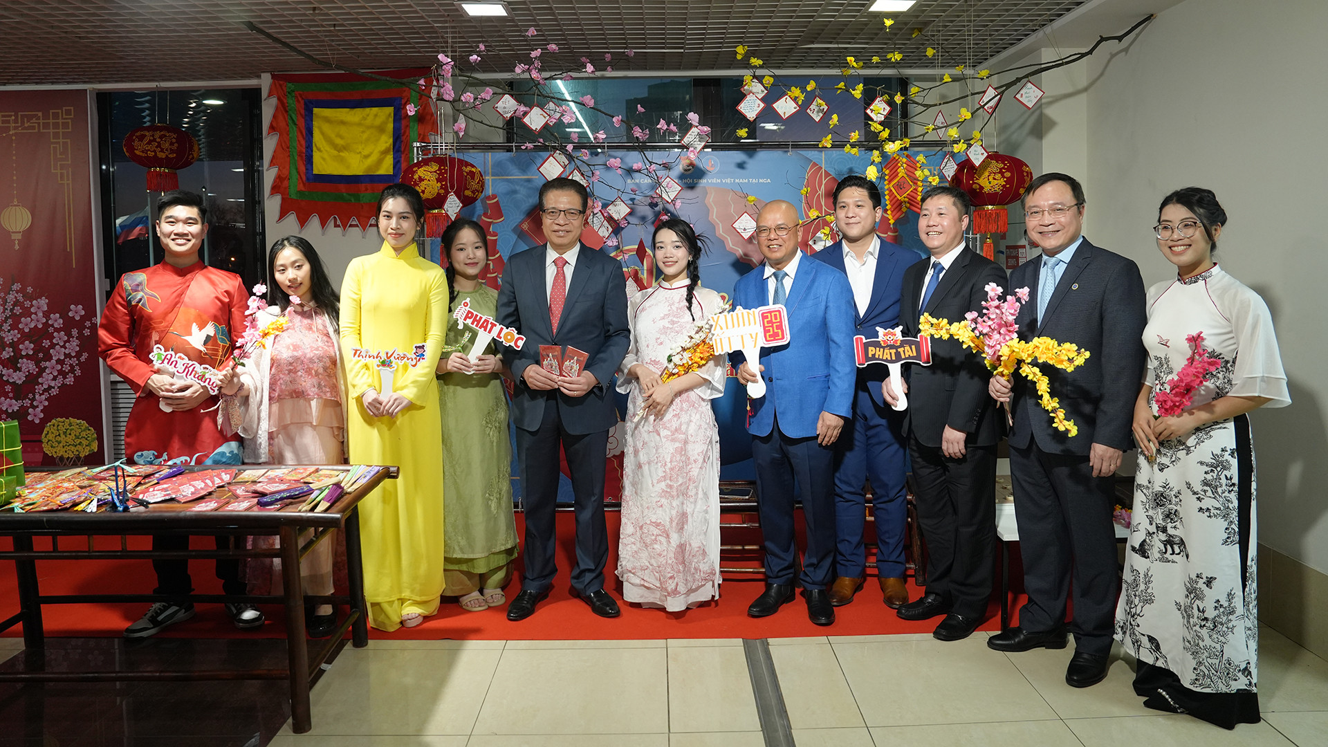 Khu trưng bày, giới thiệu về văn hóa Ngày Tết Việt của Ban cán sự Đoàn tại Liên bang Nga.