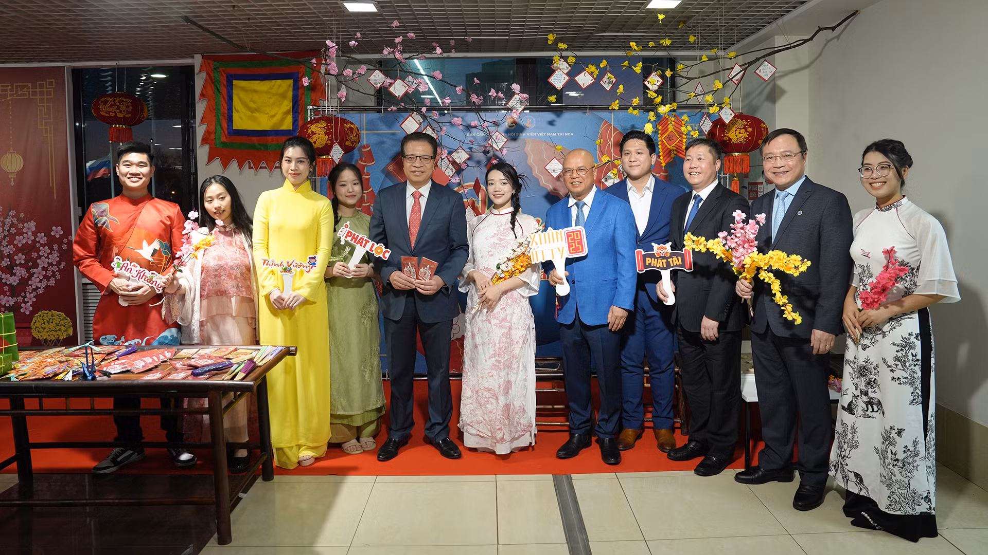 Khu trưng bày, giới thiệu về văn hóa Ngày Tết Việt của Ban cán sự Đoàn tại Liên bang Nga.