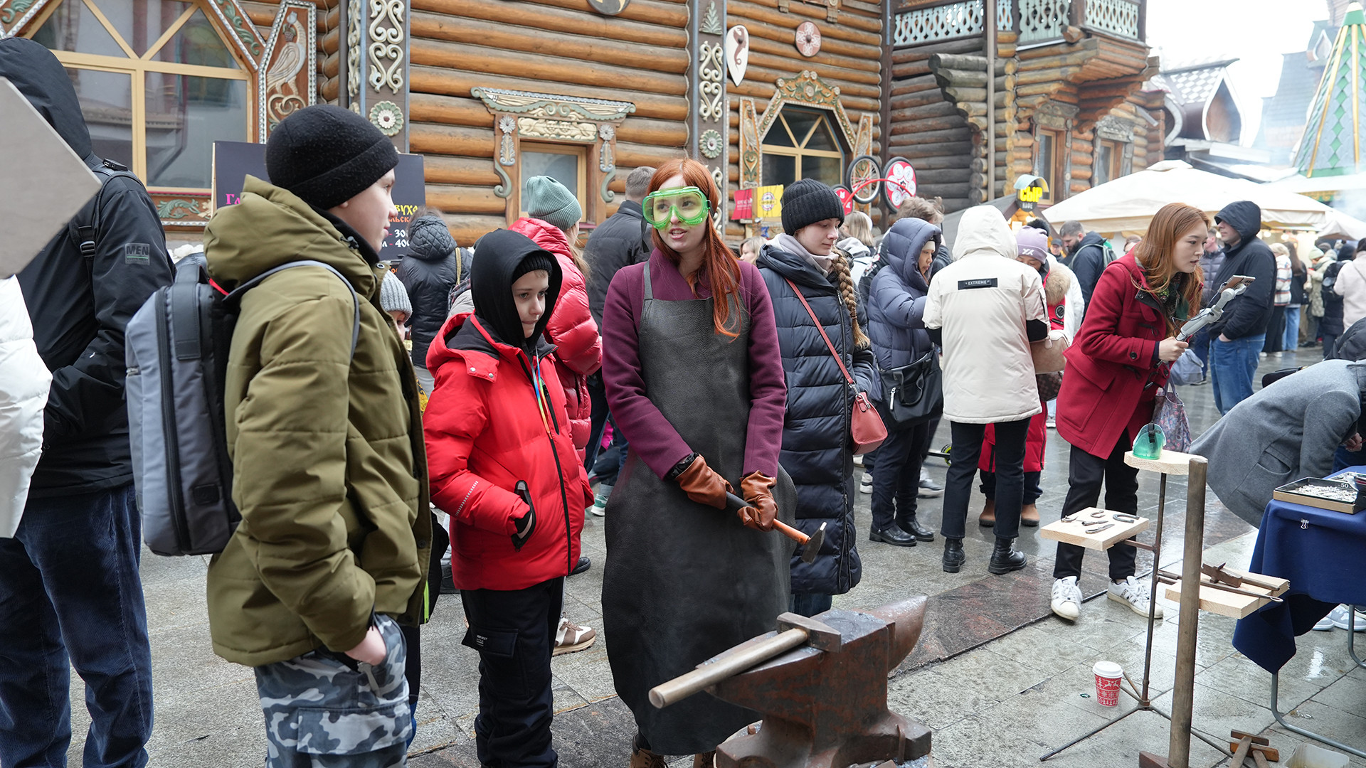 Trong dịp Tuần Maslenitsa, thế hệ trẻ Nga được làm quen với nghề thủ công truyền thống. (Ảnh: XUÂN HƯNG) Trong dịp Tuần Maslenitsa, thế hệ trẻ Nga được làm quen với nghề thủ công truyền thống. (Ảnh: XUÂN HƯNG)
