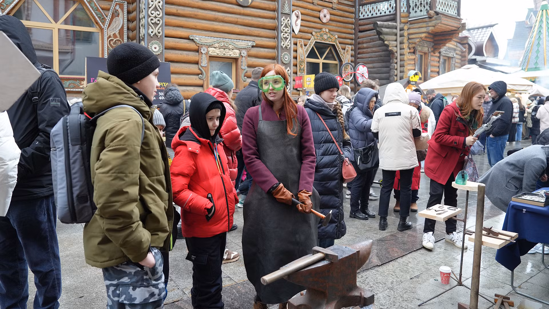 Trong dịp Tuần Maslenitsa, thế hệ trẻ Nga được làm quen với nghề thủ công truyền thống. (Ảnh: XUÂN HƯNG) Trong dịp Tuần Maslenitsa, thế hệ trẻ Nga được làm quen với nghề thủ công truyền thống. (Ảnh: XUÂN HƯNG)