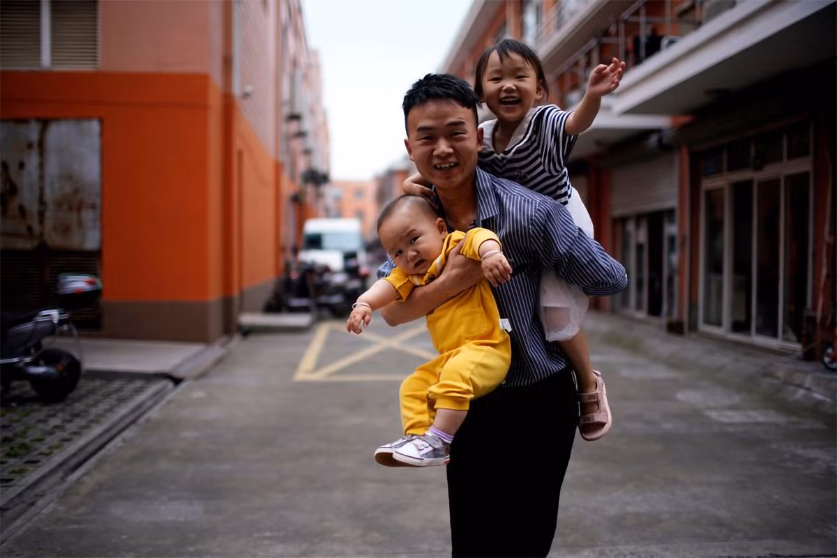 Ba cha con chơi đùa ở ngoại ô Thượng Hải, Trung Quốc ngày 3/6/2021. (Ảnh: Reuters)