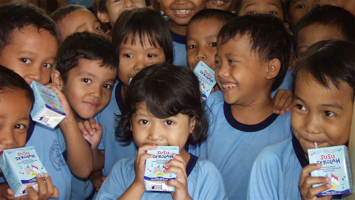 Từ đầu những năm 1990, Chính phủ Thái Lan đã triển khai các chương trình cung cấp bữa trưa và sữa uống hằng ngày cho học sinh tại các trường học trên cả nước. (Ảnh: Bangkokpost) Từ đầu những năm 1990, Chính phủ Thái Lan đã triển khai các chương trình cung cấp bữa trưa và sữa uống hằng ngày cho học sinh tại các trường học trên cả nước. (Ảnh: Bangkokpost)