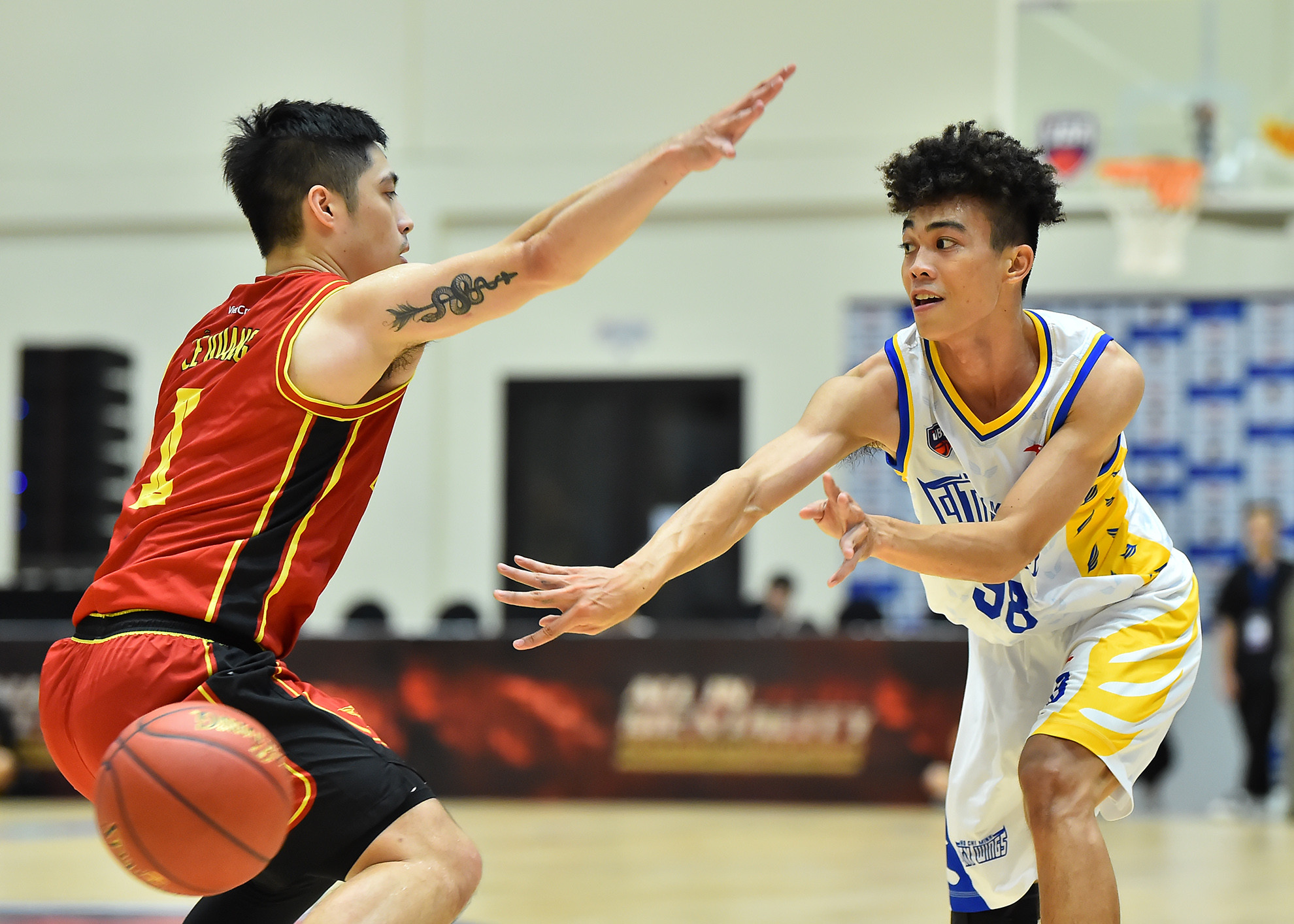 Trong hai hiệp đấu đầu tiên, các cầu thủ Ho Chi Minh City Wings tạo nên bất ngờ khi thi đấu sòng phẳng với đối thủ được đánh giá mạnh hơn.