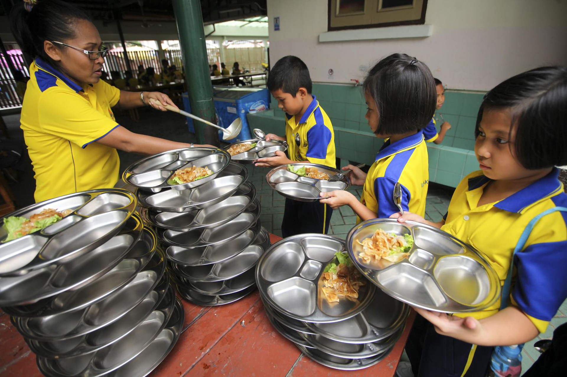 Học sinh của Trường Wat Makut Kasattriyaram tại Bangkok (Thái Lan) xếp hàng để nhận bữa trưa. (Ảnh: Patipat Janthong) Học sinh của Trường Wat Makut Kasattriyaram tại Bangkok (Thái Lan) xếp hàng để nhận bữa trưa. (Ảnh: Patipat Janthong)