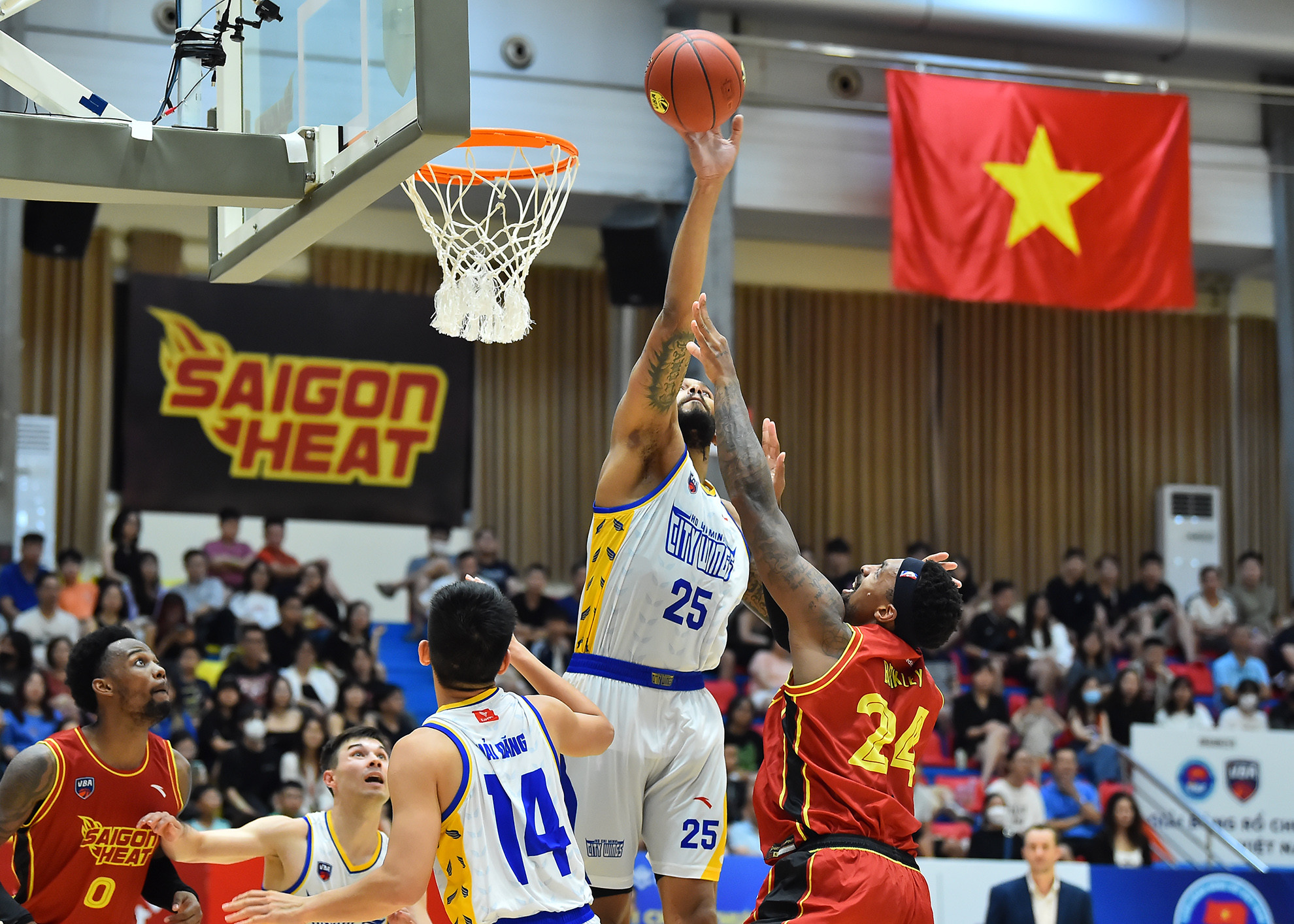 Amir Williams tiếp tục thể hiện vai trò của mình trong lối chơi của Ho Chi Minh City Wings với 11 rebounds cùng 4 blocks trong trận đấu hôm nay.