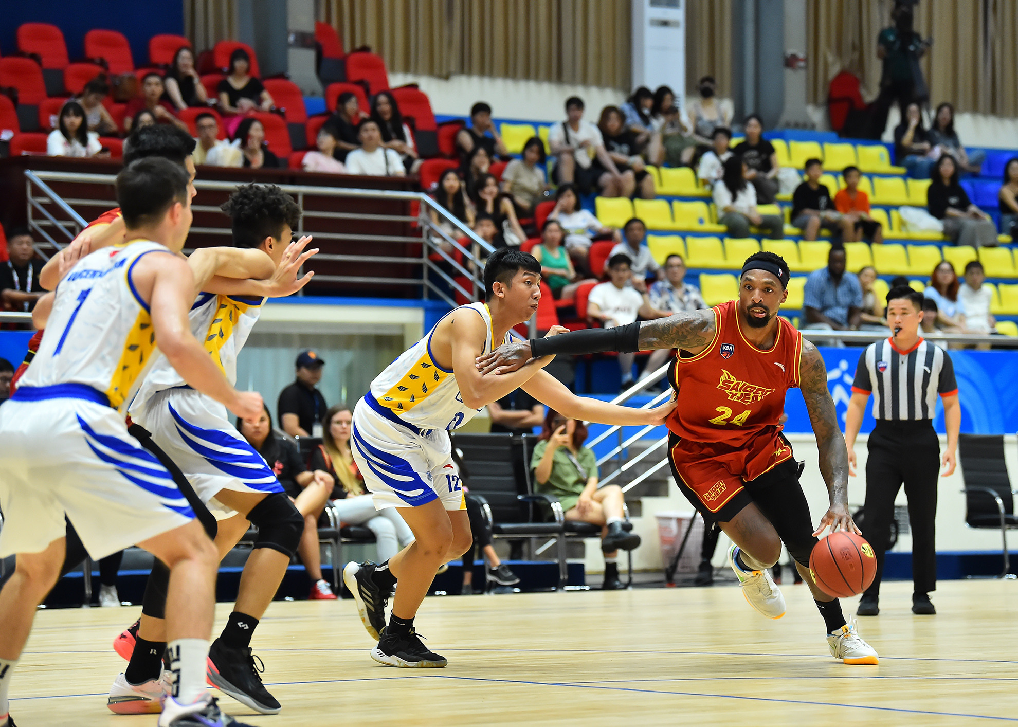 Ho Chi Minh City Wings triển khai lối chơi phòng thủ chặt chẽ khi không cho các ngôi sao bên phía Saigon Heat có quá nhiều cơ hội trong việc triển khai lối chơi tấn công quen thuộc.