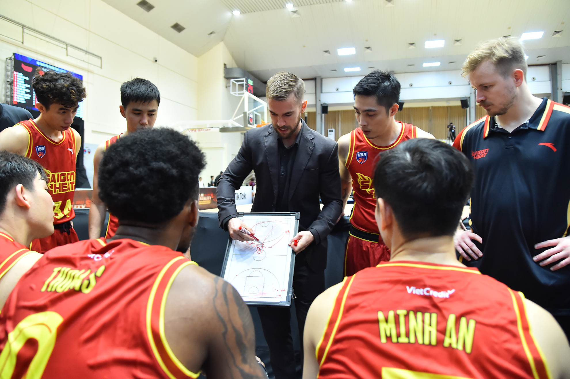 Huấn luyện viên Matt Van Pelt cùng các học trò có những chuẩn bị kỹ lưỡng về mặt chiến thuật trước khi trận đấu bắt đầu.