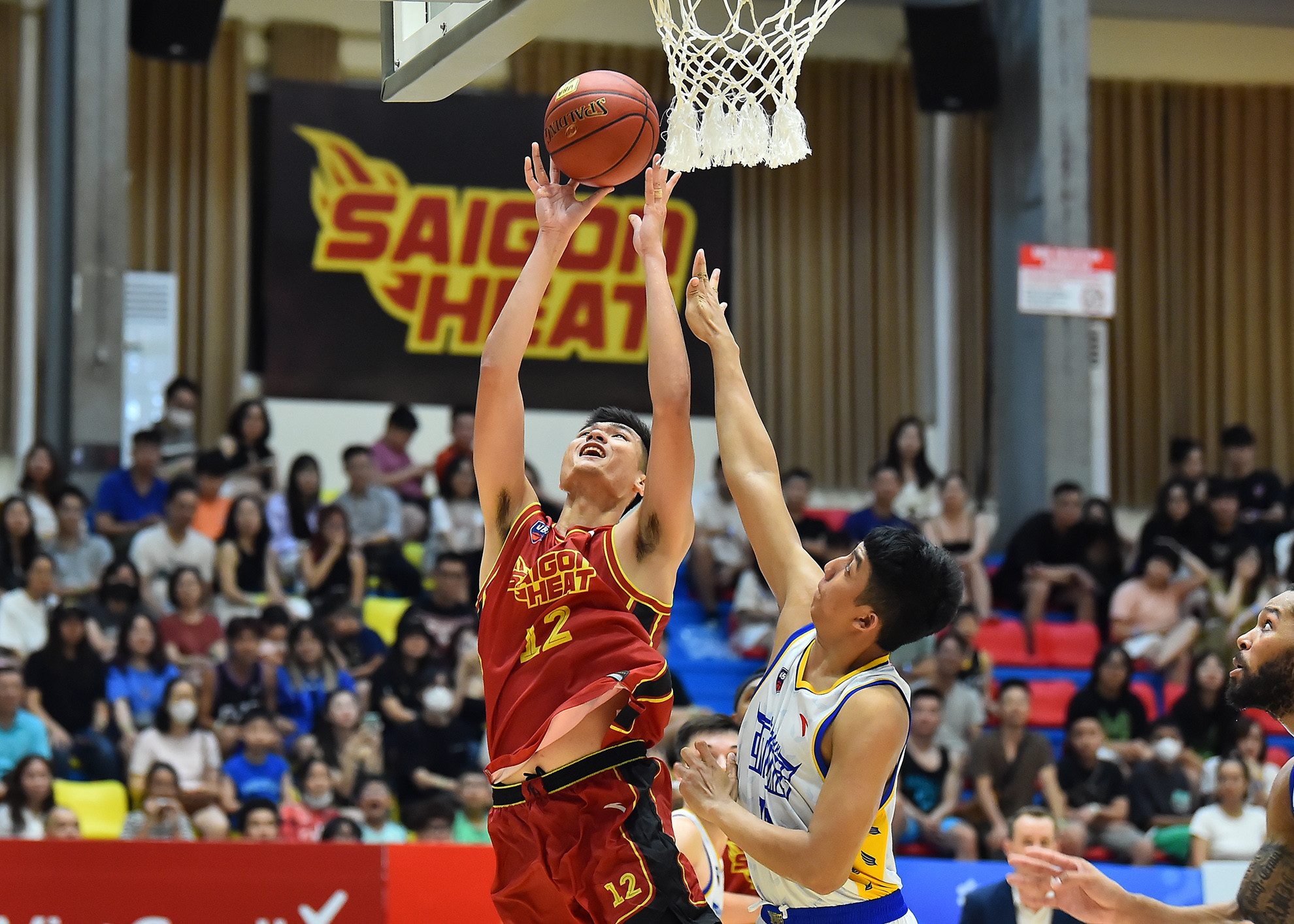 Những cầu thủ như Nguyễn Huỳnh Phú Vinh, Võ Kim Bản, Kentrell Barkley hay Hassan Thomas liên tục thay nhau bắn phá bảng rổ của Ho Chi Minh City Wings.