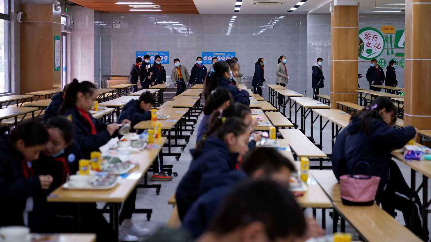 Bữa trưa của học sinh Trường trung học thực nghiệm Minhang (Trung Quốc) trong thời gian đại dịch Covid-19 bùng phát, ngày 1/12/2020. (Ảnh: Reuters) Bữa trưa của học sinh Trường trung học thực nghiệm Minhang (Trung Quốc) trong thời gian đại dịch Covid-19 bùng phát, ngày 1/12/2020. (Ảnh: Reuters)