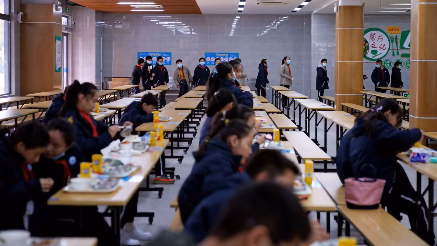 Bữa trưa của học sinh Trường trung học thực nghiệm Minhang (Trung Quốc) trong thời gian đại dịch Covid-19 bùng phát, ngày 1/12/2020. (Ảnh: Reuters)