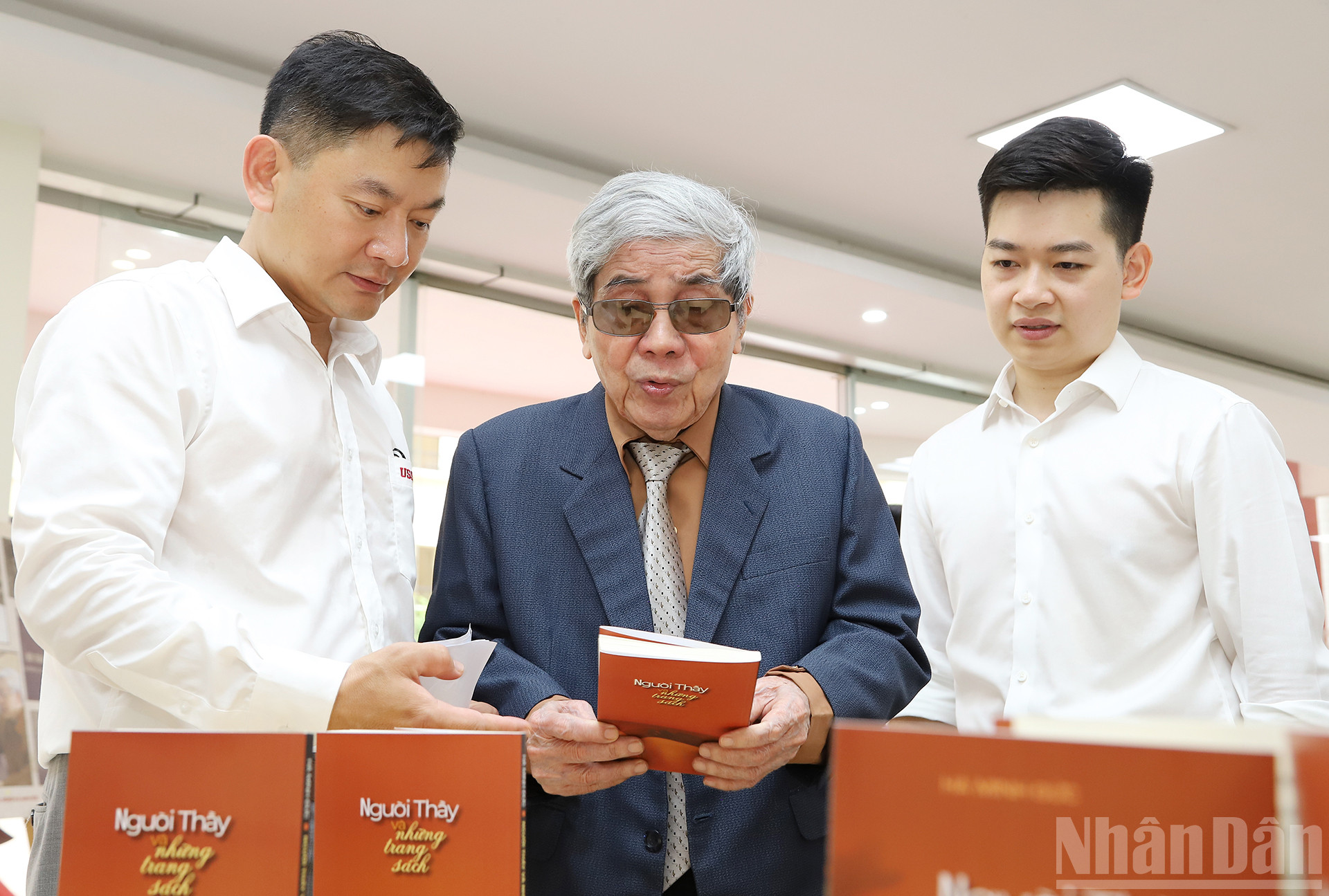 Giáo sư Hà Minh Đức và các học trò bên ấn phẩm mới “Người thầy và những trang sách” .
