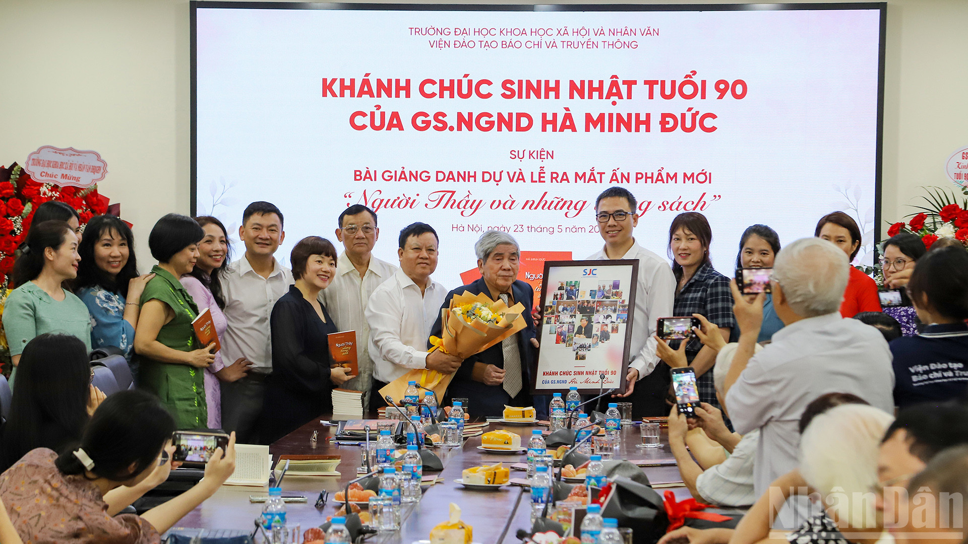 Giáo sư, Nhà giáo Nhân dân Hà Minh Đức là một người thầy mẫu mực, một nhà giáo tận tụy và một học giả lớn có ảnh hưởng sâu rộng trong đời sống học thuật và văn hóa nước nhà. Ông được coi là một trong những cây đại thụ của nền khoa học xã hội và nhân văn Việt Nam. Các thế hệ học trò cũ của Giáo sư chúc mừng ông trong sự kiện đặc biệt này. Giáo sư, Nhà giáo Nhân dân Hà Minh Đức là một người thầy mẫu mực, một nhà giáo tận tụy và một học giả lớn có ảnh hưởng sâu rộng trong đời sống học thuật và văn hóa nước nhà. Ông được coi là một trong những cây đại thụ của nền khoa học xã hội và nhân văn Việt Nam. Các thế hệ học trò cũ của Giáo sư chúc mừng ông trong sự kiện đặc biệt này.