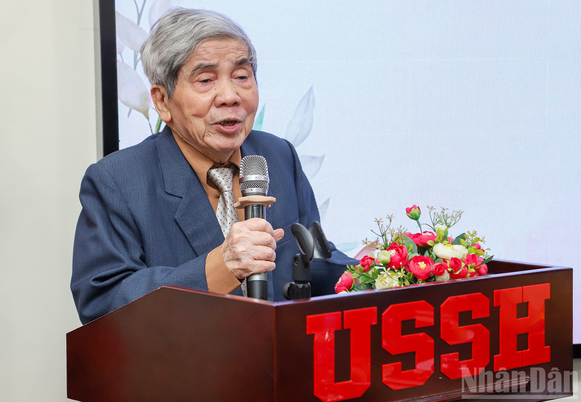 Giáo sư Hà Minh Đức chia sẻ về hành trình nghiên cứu và giảng dạy của mình tại sự kiện. Giáo sư Hà Minh Đức chia sẻ về hành trình nghiên cứu và giảng dạy của mình tại sự kiện.