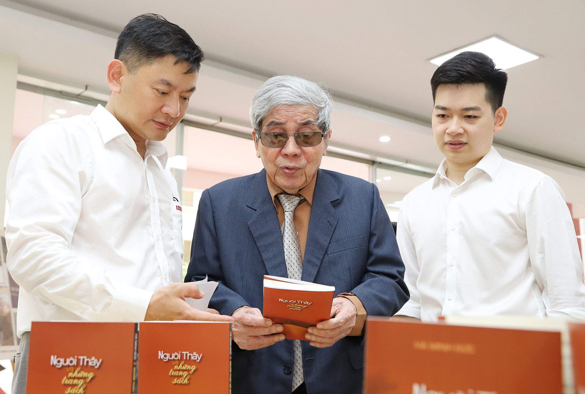 Giáo sư Hà Minh Đức bên cuốn “Người thầy và những trang sách”. (Ảnh: HỮU TOÀN)