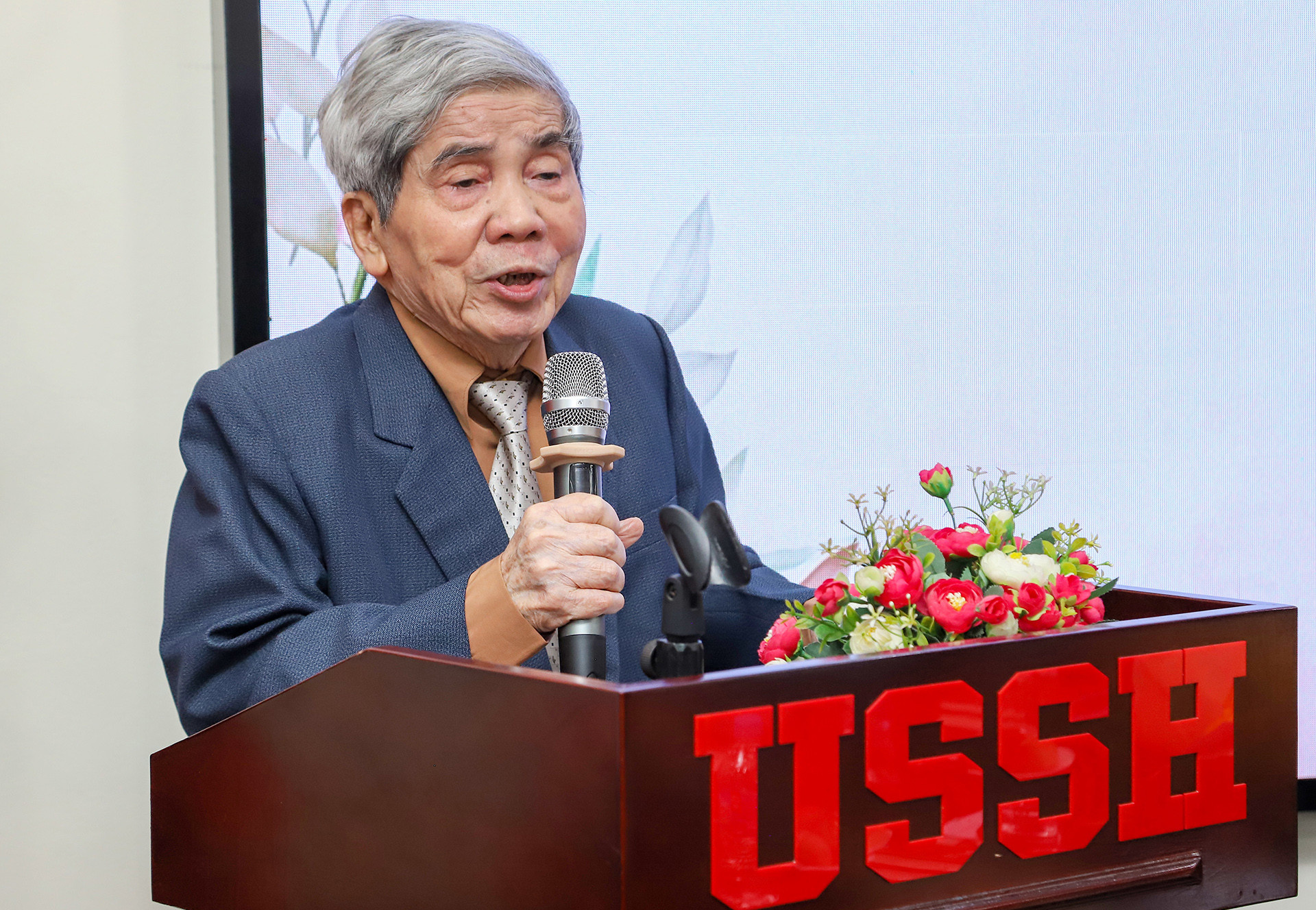 Giáo sư Hà Minh Đức phát biểu tại chương trình. (Ảnh: HỮU TOÀN)