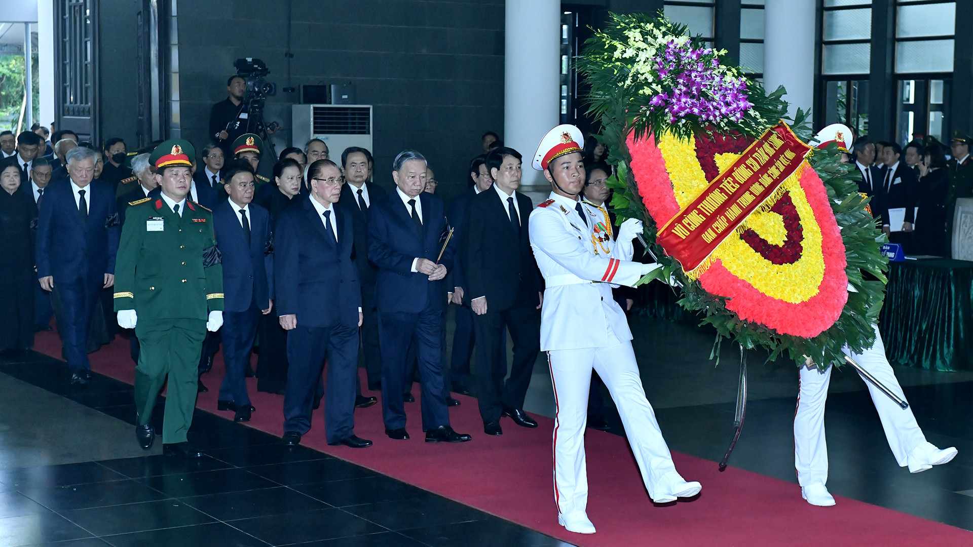 Đoàn đại biểu Ban Chấp hành Trung ương Đảng Cộng sản Việt Nam vào viếng nguyên Chủ tịch nước Trần Đức Lương. (Ảnh ĐĂNG KHOA/BÁO NHÂN DÂN)