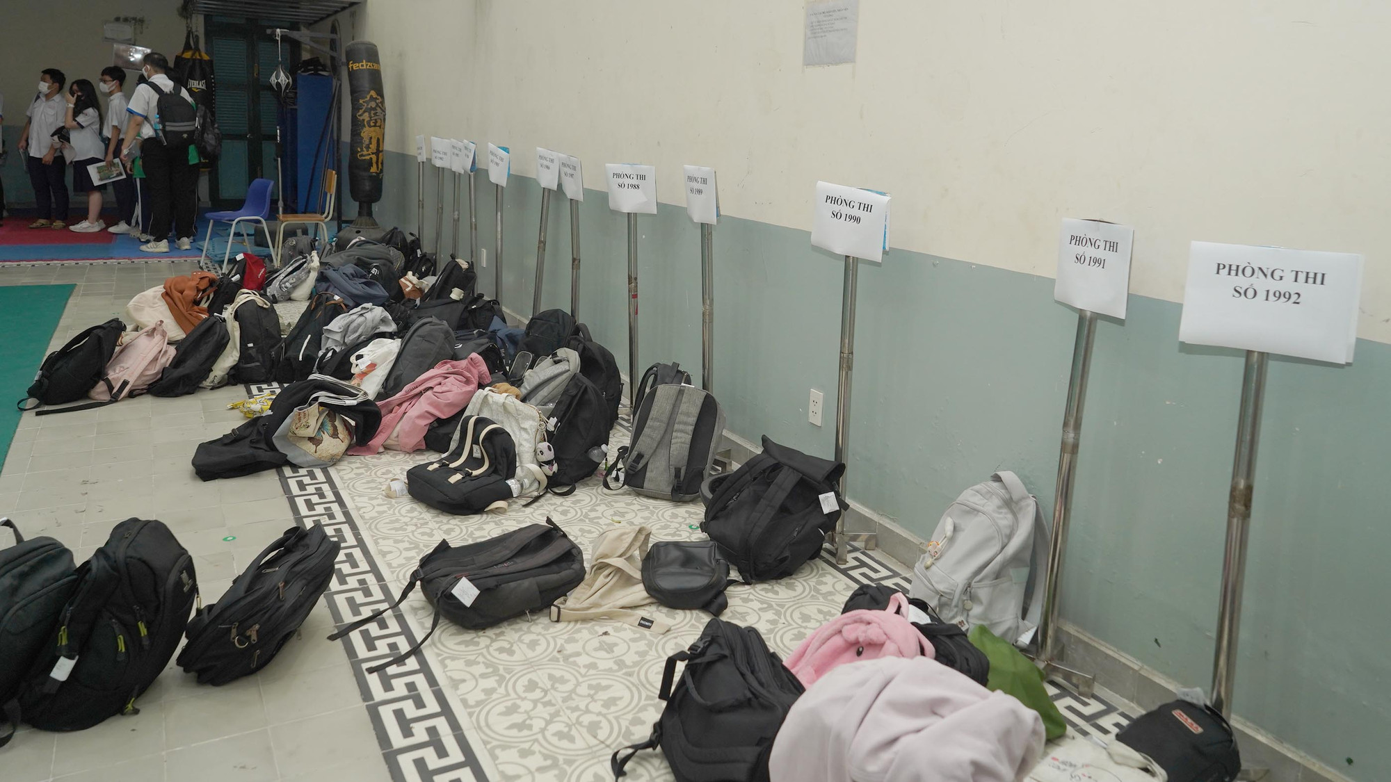 Các thí sinh phải bỏ vật dụng cá nhân vào thùng cách phòng thi 25m trước khi vào phòng thi. Các thí sinh phải bỏ vật dụng cá nhân vào thùng cách phòng thi 25m trước khi vào phòng thi.