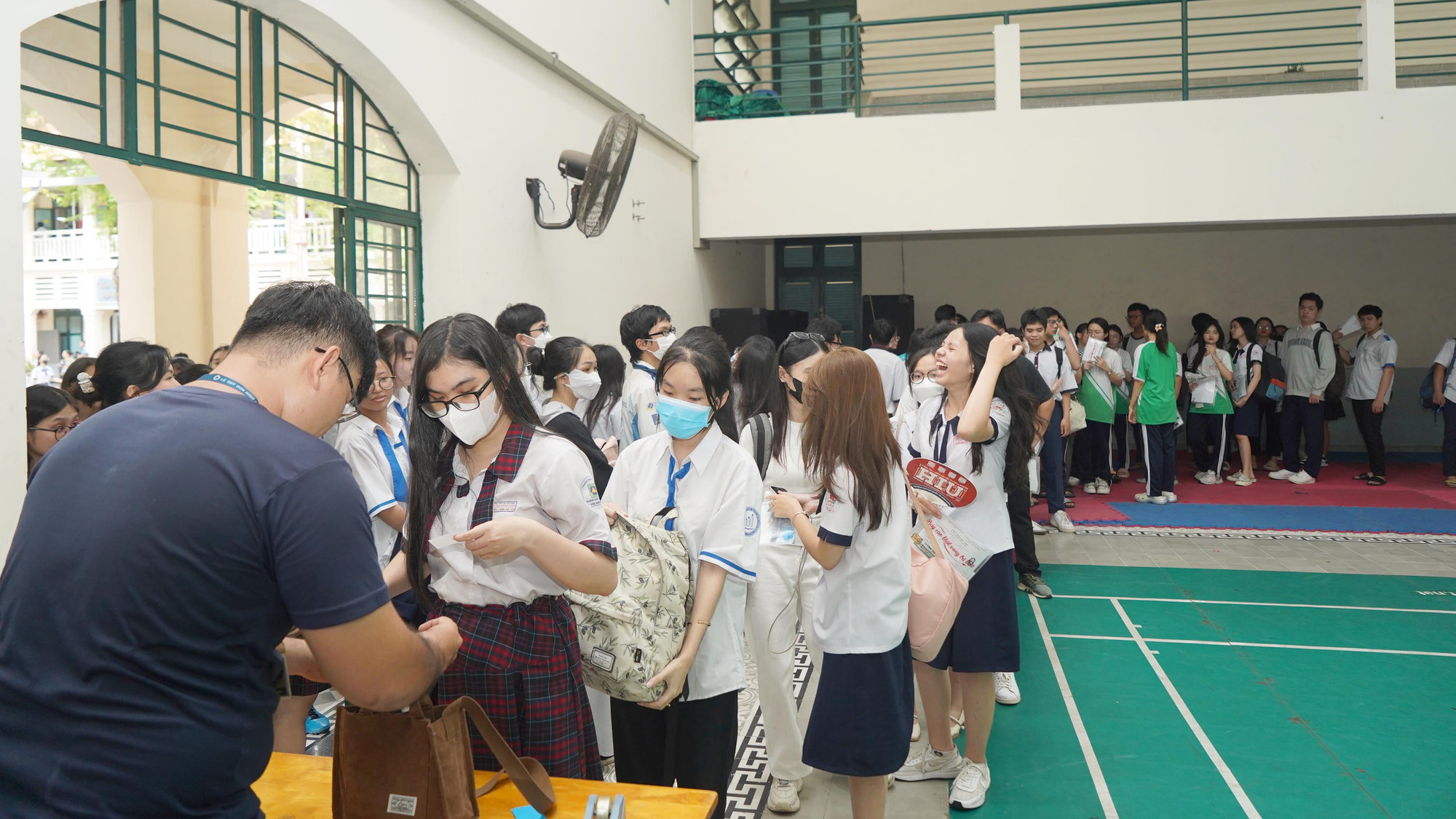 Đông đảo thí sinh đến xếp hàng và gửi tư trang cá nhân theo quy định. Đông đảo thí sinh đến xếp hàng và gửi tư trang cá nhân theo quy định.