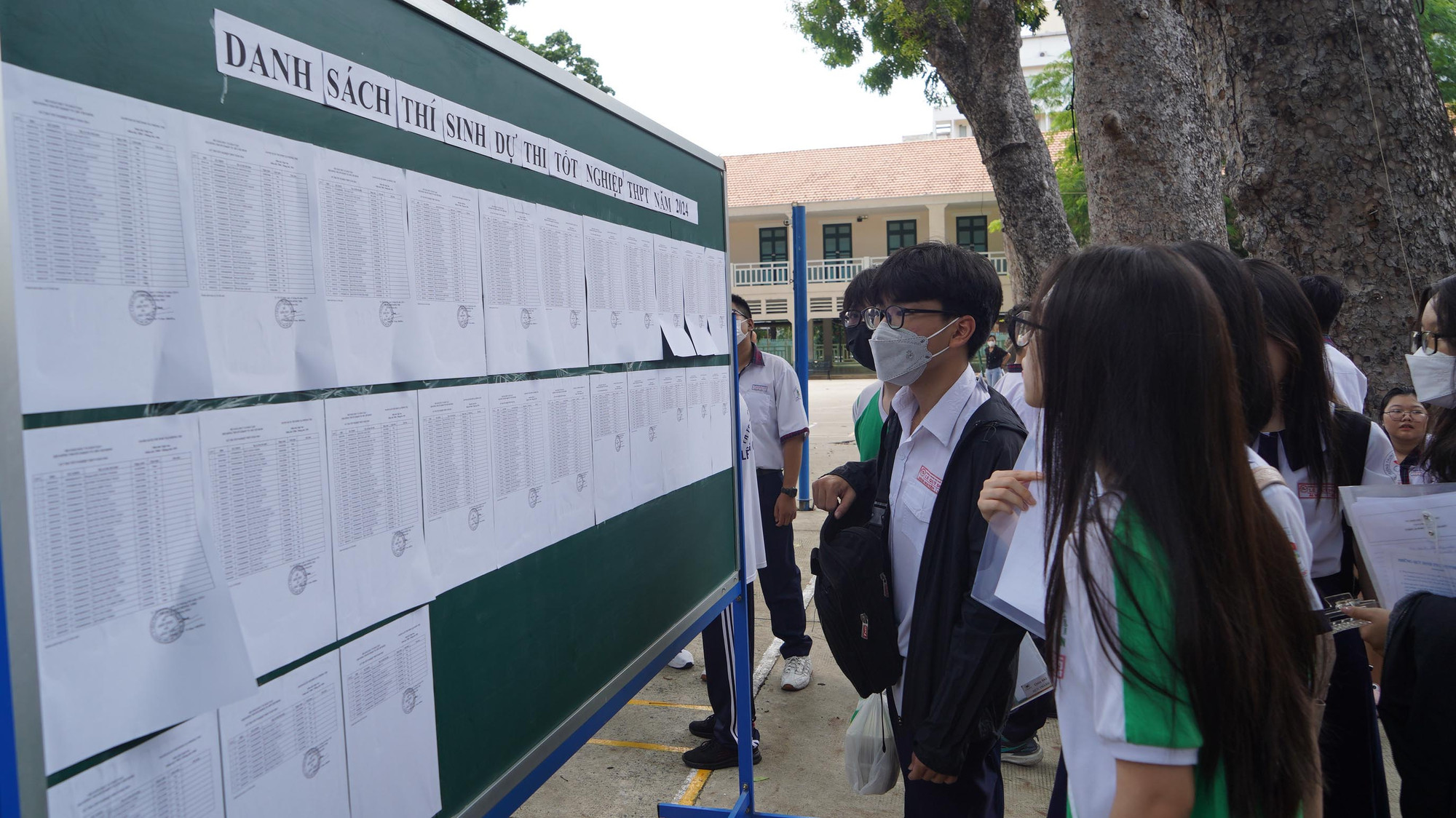 Các thí sinh kiểm tra số báo danh và danh sách phòng thi. Các thí sinh kiểm tra số báo danh và danh sách phòng thi.