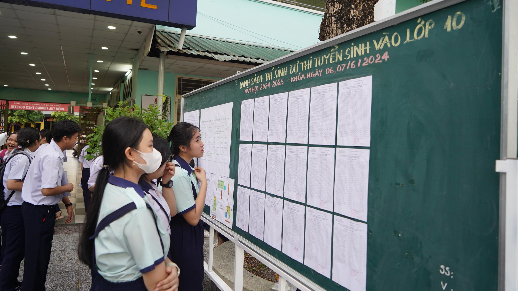 Các thí sinh xem sơ đồ phòng thi được dán ngay tại cổng vào.